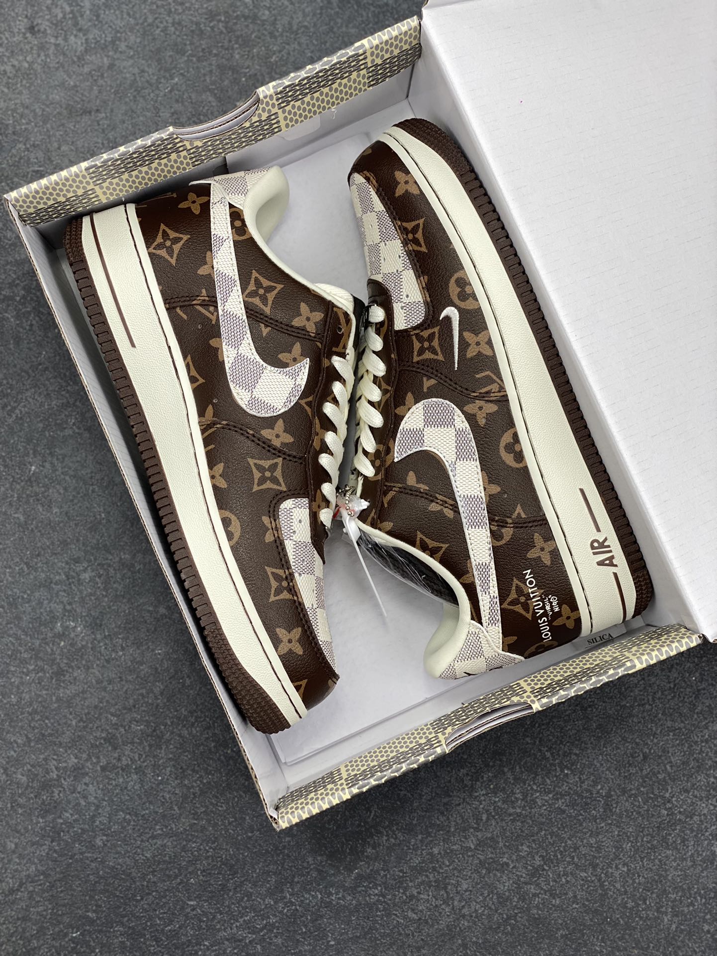 图片[9]-NIke Air Force 1 \’07 Low LV联名–经典咖啡棕 空军一号低帮 运动鞋 休闲鞋 折边针车 工艺难度大 原楦头原纸板 原装鞋盒 原厂鞋底 超高清洁度 细节完美 货号：SC0601-558 尺码：36 36.5 37.5 38 38.5 39 40 40.5 41 42 42.5 43 44 44.5 45-选品中心