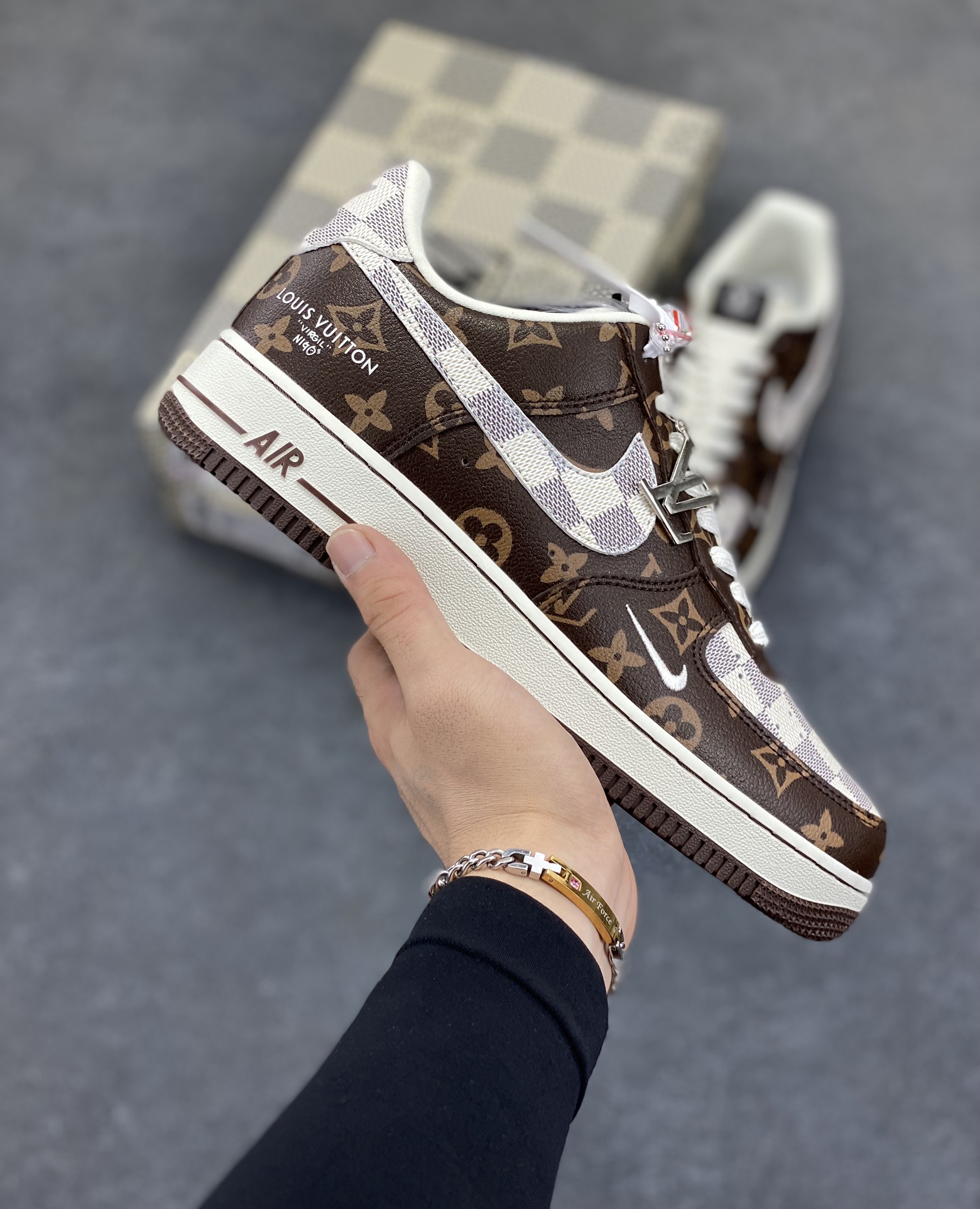 NIke Air Force 1 \'07 Low LV联名--经典咖啡棕 空军一号低帮 运动鞋 休闲鞋 折边针车 工艺难度大 原楦头原纸板 原装鞋盒 原厂鞋底 超高清洁度 细节完美 货号：SC0601-558 尺码：36 36.5 37.5 38 38.5 39 40 40.5 41 42 42.5 43 44 44.5 45-选品中心