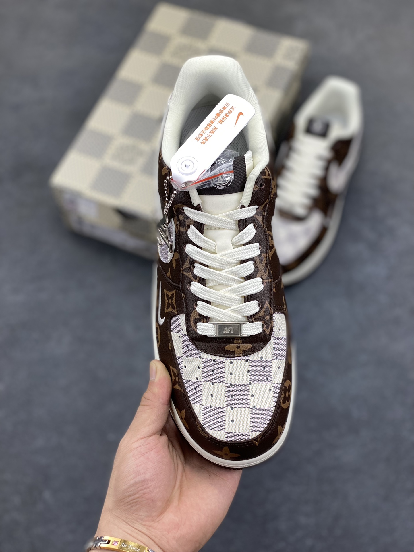 图片[2]-NIke Air Force 1 \’07 Low LV联名–经典咖啡棕 空军一号低帮 运动鞋 休闲鞋 折边针车 工艺难度大 原楦头原纸板 原装鞋盒 原厂鞋底 超高清洁度 细节完美 货号：SC0601-558 尺码：36 36.5 37.5 38 38.5 39 40 40.5 41 42 42.5 43 44 44.5 45-选品中心