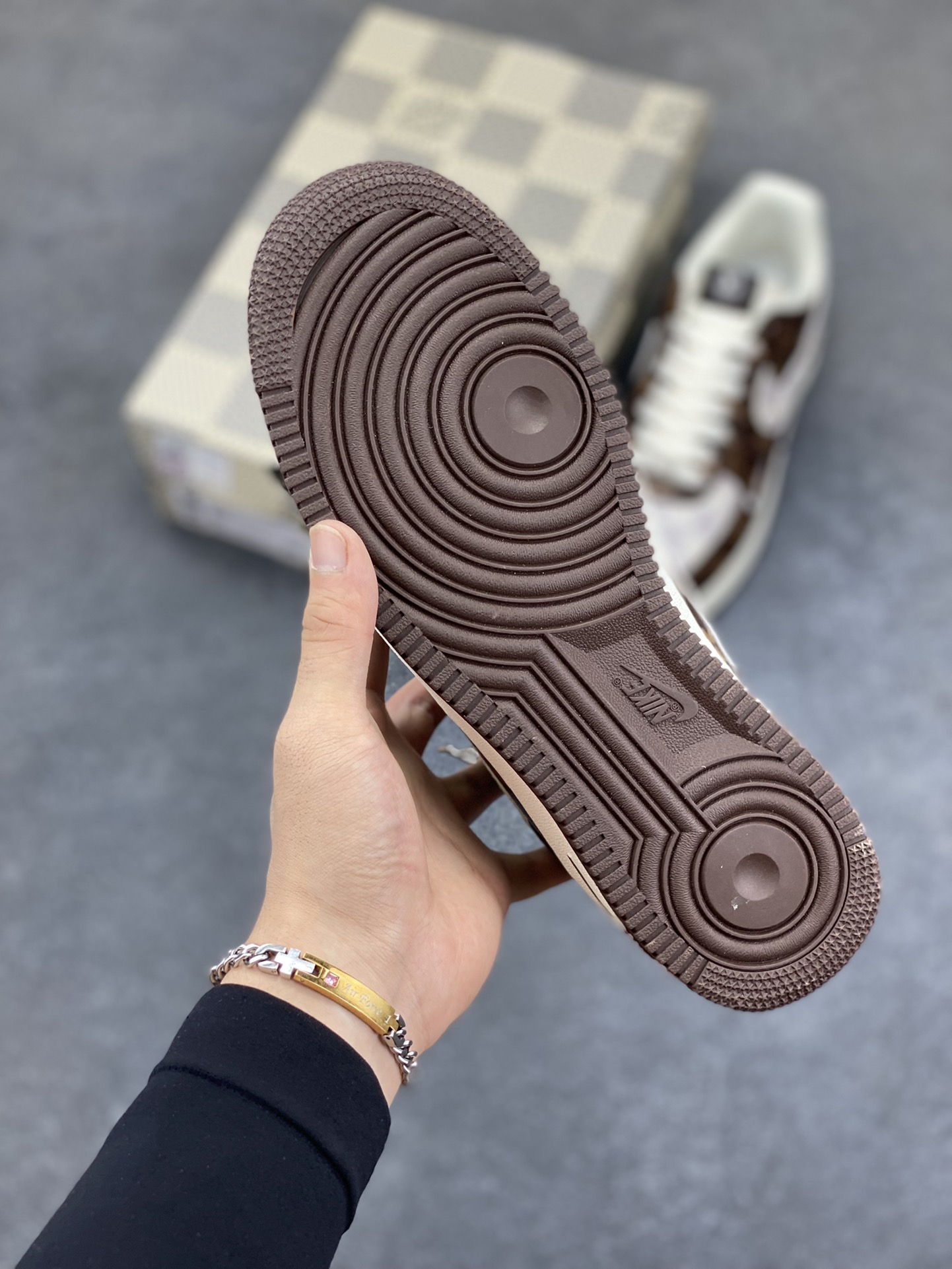 图片[5]-NIke Air Force 1 \’07 Low LV联名–经典咖啡棕 空军一号低帮 运动鞋 休闲鞋 折边针车 工艺难度大 原楦头原纸板 原装鞋盒 原厂鞋底 超高清洁度 细节完美 货号：SC0601-558 尺码：36 36.5 37.5 38 38.5 39 40 40.5 41 42 42.5 43 44 44.5 45-选品中心