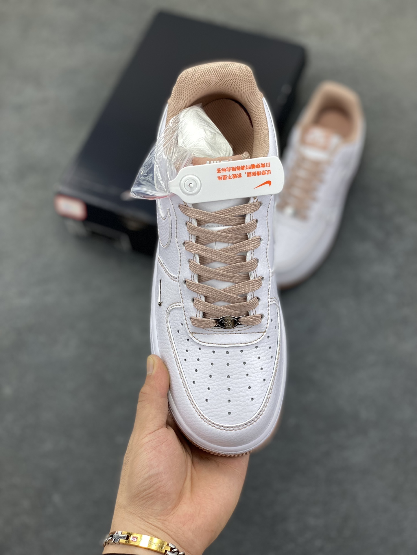 图片[2]-Nike Air Force 1 Low 白粉线小银勾 空军一号低帮运动休闲板鞋 原楦头原纸板 打造纯正空军版型#专注外贸渠道 全掌内置蜂窝气垫 #原盒配件 原厂中底钢印、拉帮完美 货号：IB6543-100 尺码：36 36.5 37.5 38 38.5 39 40 40.5 41 42 42.5 43 44 44.5 45-选品中心