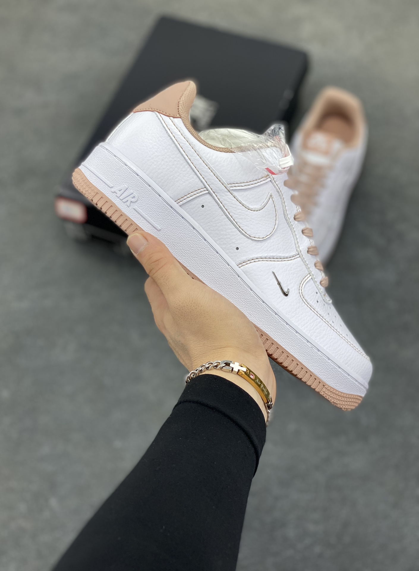 Nike Air Force 1 Low 白粉线小银勾 空军一号低帮运动休闲板鞋 原楦头原纸板 打造纯正空军版型#专注外贸渠道 全掌内置蜂窝气垫 #原盒配件 原厂中底钢印、拉帮完美 货号：IB6543-100 尺码：36 36.5 37.5 38 38.5 39 40 40.5 41 42 42.5 43 44 44.5 45-选品中心