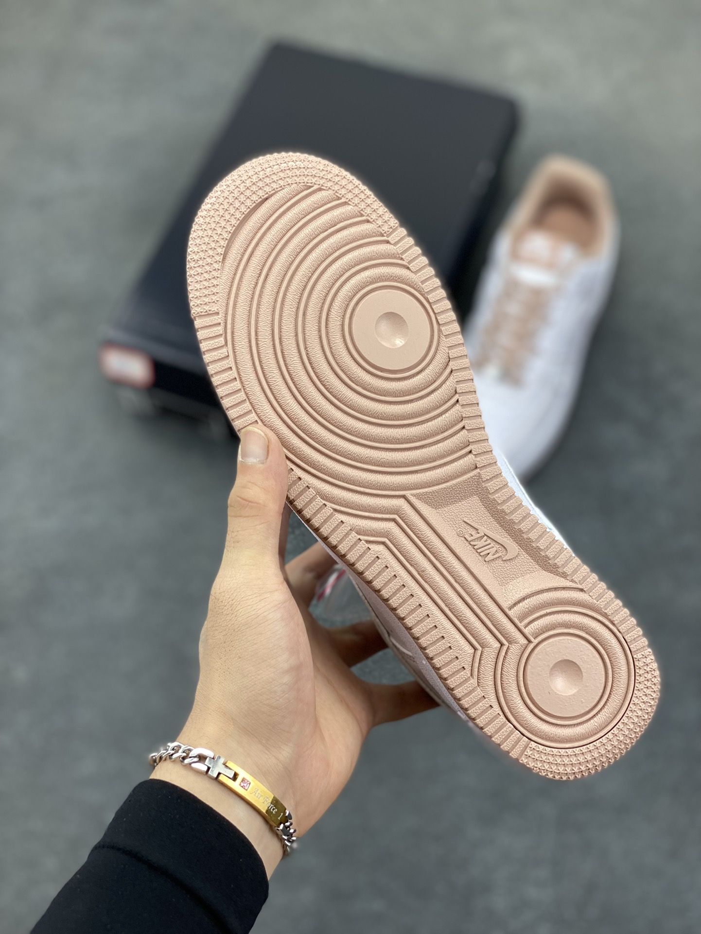 图片[5]-Nike Air Force 1 Low 白粉线小银勾 空军一号低帮运动休闲板鞋 原楦头原纸板 打造纯正空军版型#专注外贸渠道 全掌内置蜂窝气垫 #原盒配件 原厂中底钢印、拉帮完美 货号：IB6543-100 尺码：36 36.5 37.5 38 38.5 39 40 40.5 41 42 42.5 43 44 44.5 45-选品中心