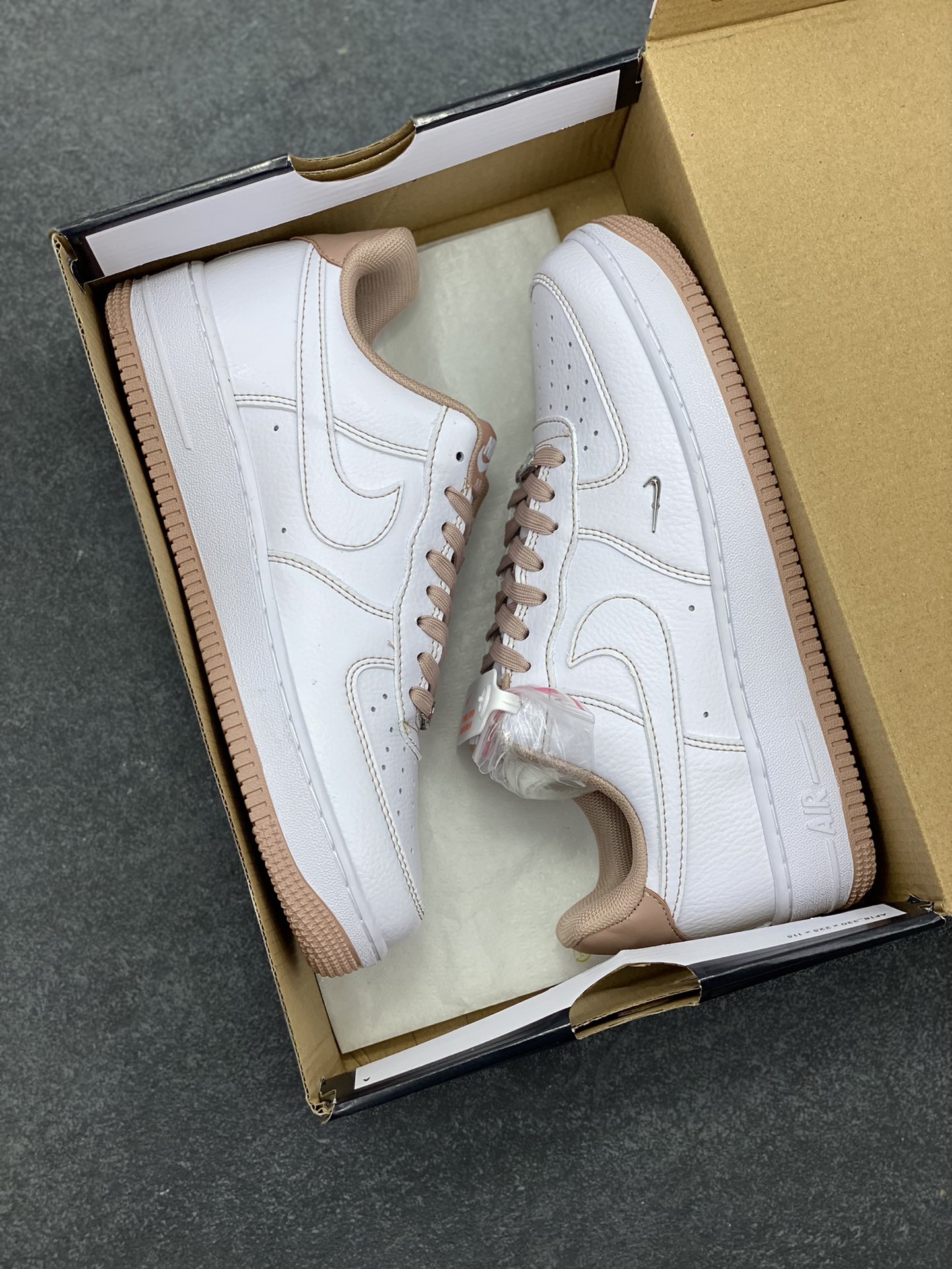 图片[9]-Nike Air Force 1 Low 白粉线小银勾 空军一号低帮运动休闲板鞋 原楦头原纸板 打造纯正空军版型#专注外贸渠道 全掌内置蜂窝气垫 #原盒配件 原厂中底钢印、拉帮完美 货号：IB6543-100 尺码：36 36.5 37.5 38 38.5 39 40 40.5 41 42 42.5 43 44 44.5 45-选品中心