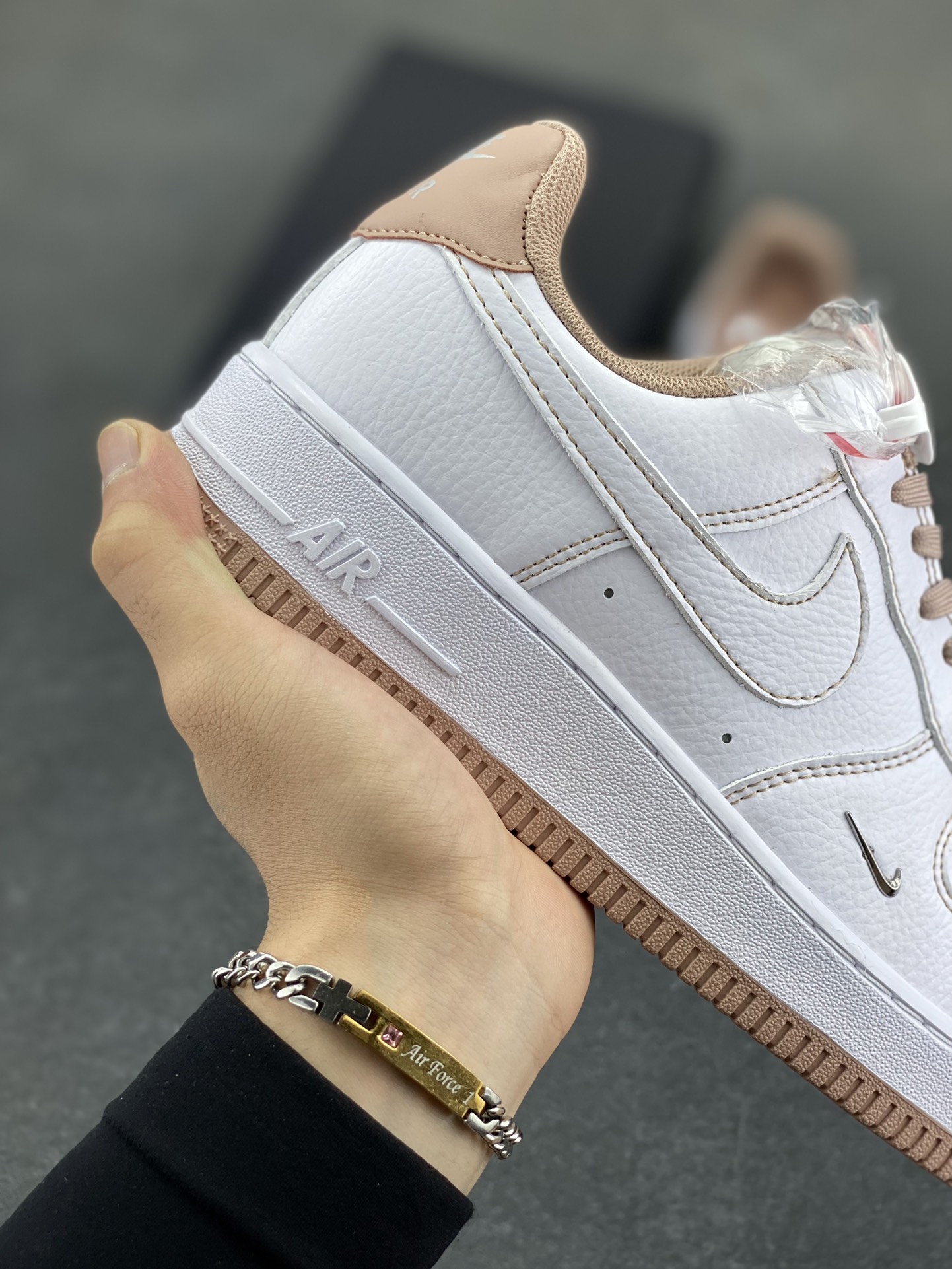 图片[6]-Nike Air Force 1 Low 白粉线小银勾 空军一号低帮运动休闲板鞋 原楦头原纸板 打造纯正空军版型#专注外贸渠道 全掌内置蜂窝气垫 #原盒配件 原厂中底钢印、拉帮完美 货号：IB6543-100 尺码：36 36.5 37.5 38 38.5 39 40 40.5 41 42 42.5 43 44 44.5 45-选品中心