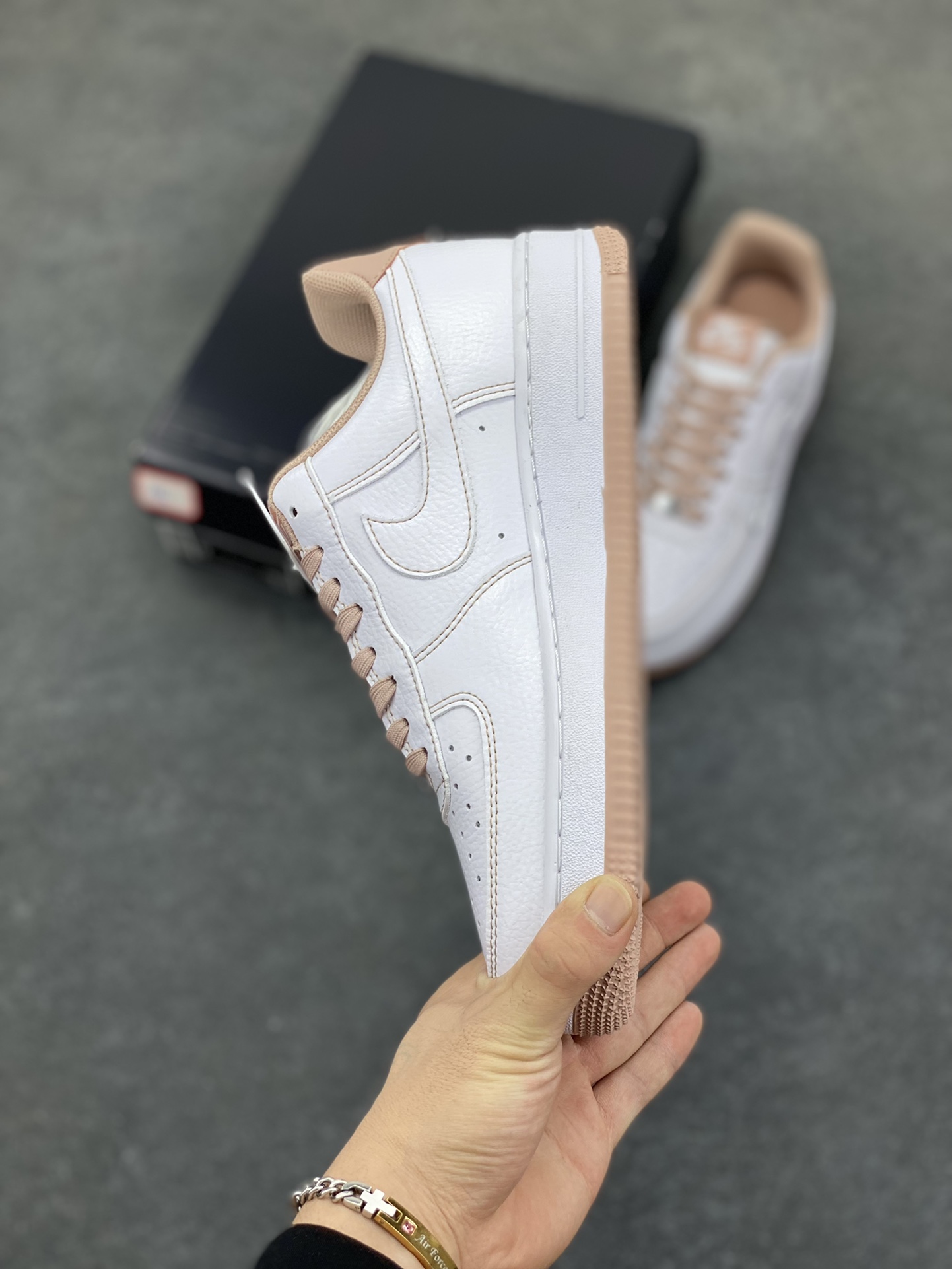 图片[3]-Nike Air Force 1 Low 白粉线小银勾 空军一号低帮运动休闲板鞋 原楦头原纸板 打造纯正空军版型#专注外贸渠道 全掌内置蜂窝气垫 #原盒配件 原厂中底钢印、拉帮完美 货号：IB6543-100 尺码：36 36.5 37.5 38 38.5 39 40 40.5 41 42 42.5 43 44 44.5 45-选品中心