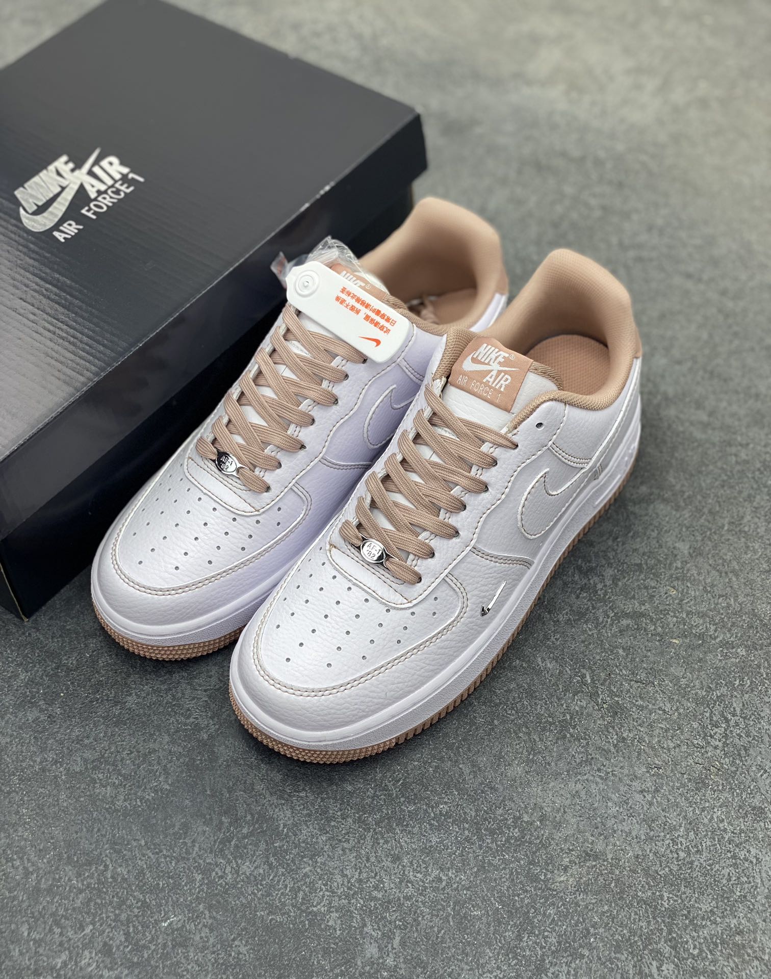 图片[8]-Nike Air Force 1 Low 白粉线小银勾 空军一号低帮运动休闲板鞋 原楦头原纸板 打造纯正空军版型#专注外贸渠道 全掌内置蜂窝气垫 #原盒配件 原厂中底钢印、拉帮完美 货号：IB6543-100 尺码：36 36.5 37.5 38 38.5 39 40 40.5 41 42 42.5 43 44 44.5 45-选品中心
