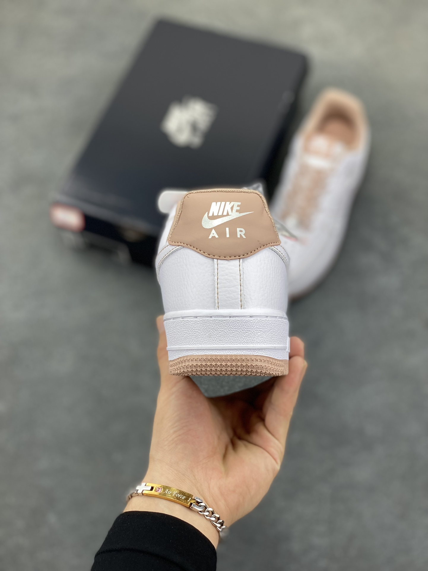 图片[4]-Nike Air Force 1 Low 白粉线小银勾 空军一号低帮运动休闲板鞋 原楦头原纸板 打造纯正空军版型#专注外贸渠道 全掌内置蜂窝气垫 #原盒配件 原厂中底钢印、拉帮完美 货号：IB6543-100 尺码：36 36.5 37.5 38 38.5 39 40 40.5 41 42 42.5 43 44 44.5 45-选品中心