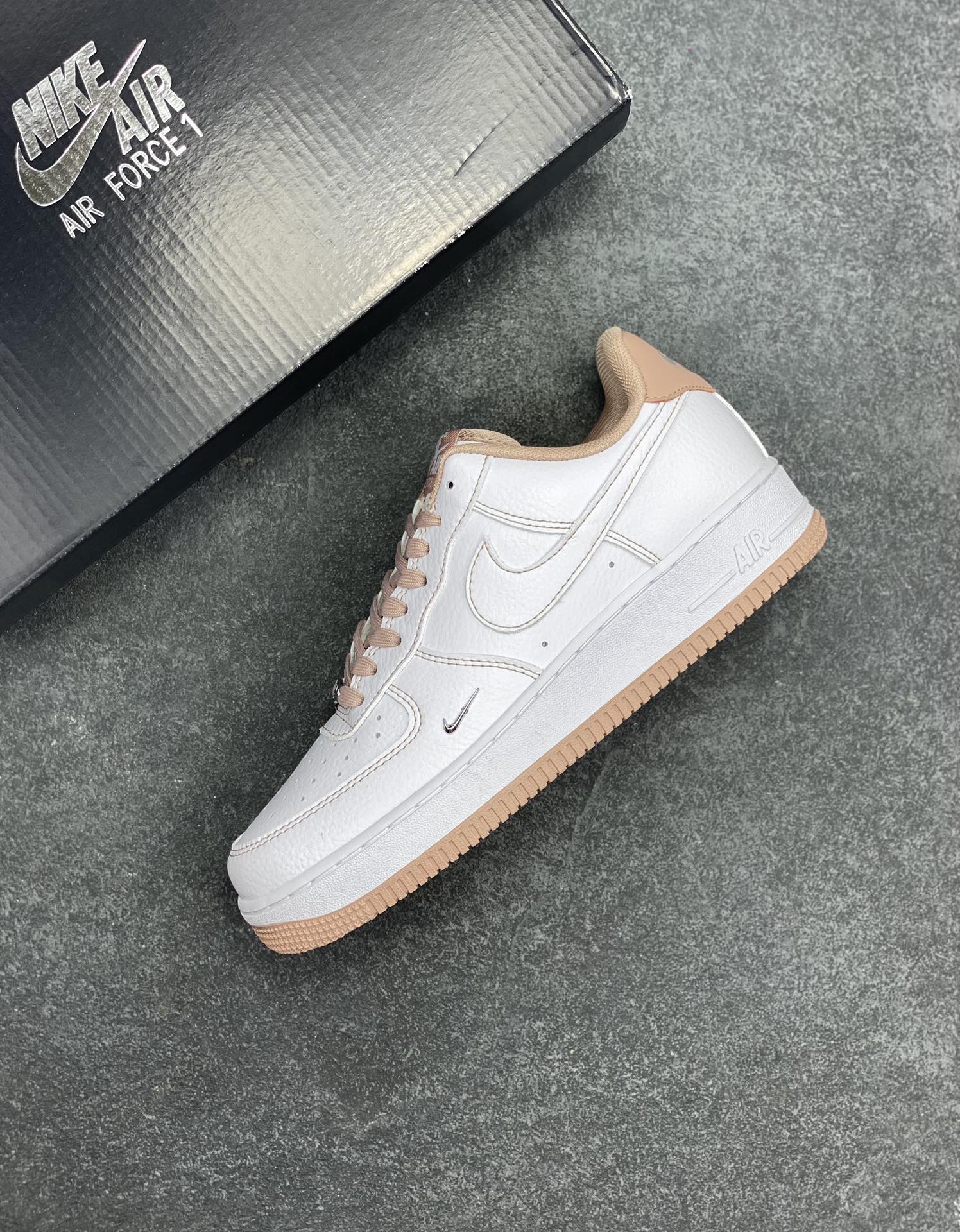 图片[7]-Nike Air Force 1 Low 白粉线小银勾 空军一号低帮运动休闲板鞋 原楦头原纸板 打造纯正空军版型#专注外贸渠道 全掌内置蜂窝气垫 #原盒配件 原厂中底钢印、拉帮完美 货号：IB6543-100 尺码：36 36.5 37.5 38 38.5 39 40 40.5 41 42 42.5 43 44 44.5 45-选品中心