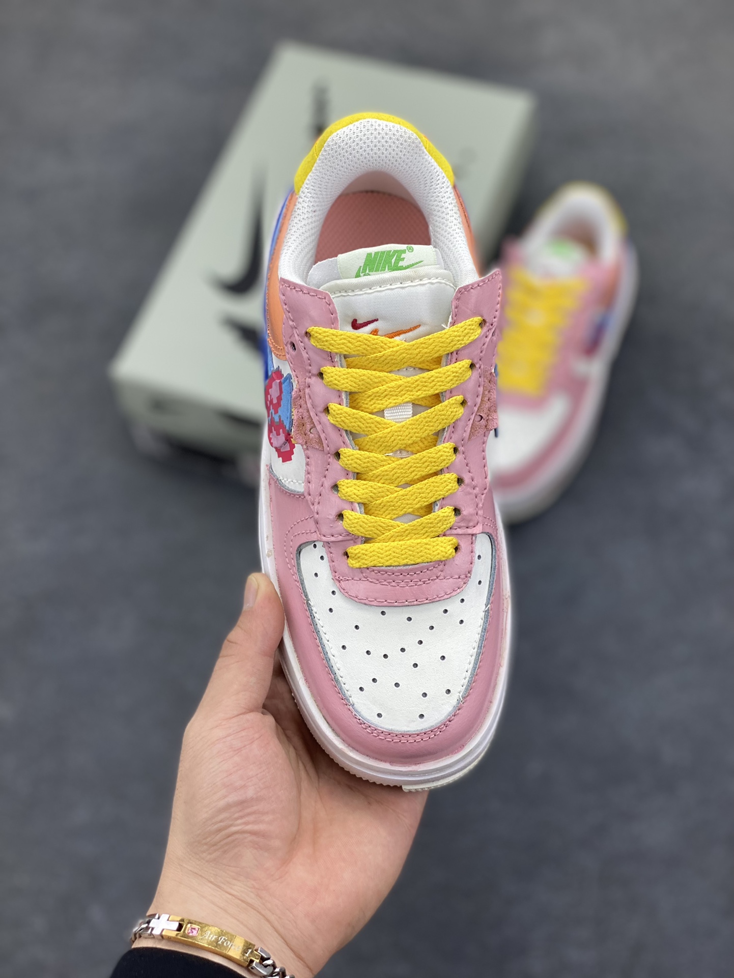 图片[2]-手绘涂鸦“像素甜心”“Pixel Sweetheart”空军一号定制板鞋 “像素甜心” 宛如一件精心雕琢的艺术品。鞋身以温柔浪漫的粉色为主色调，恰似春日里初绽的桃花，散发着难以抗拒的甜美气息。粉色与纯净的白色巧妙搭配，不仅营造出清新雅致的视觉效果，还赋予了鞋子一种与生俱来的少女感。而那一抹亮眼的黄色鞋带，犹如明媚的阳光，为整体造型注入了无限活力，让鞋子瞬间灵动起来 货号：DV3211-001 尺码：35.5 36 36.5 37.5 38 38.5 39 40-选品中心