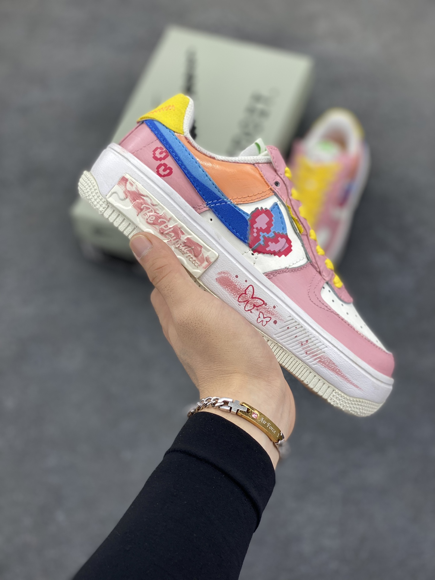 手绘涂鸦“像素甜心”“Pixel Sweetheart”空军一号定制板鞋 “像素甜心” 宛如一件精心雕琢的艺术品。鞋身以温柔浪漫的粉色为主色调，恰似春日里初绽的桃花，散发着难以抗拒的甜美气息。粉色与纯净的白色巧妙搭配，不仅营造出清新雅致的视觉效果，还赋予了鞋子一种与生俱来的少女感。而那一抹亮眼的黄色鞋带，犹如明媚的阳光，为整体造型注入了无限活力，让鞋子瞬间灵动起来 货号：DV3211-001 尺码：35.5 36 36.5 37.5 38 38.5 39 40-选品中心
