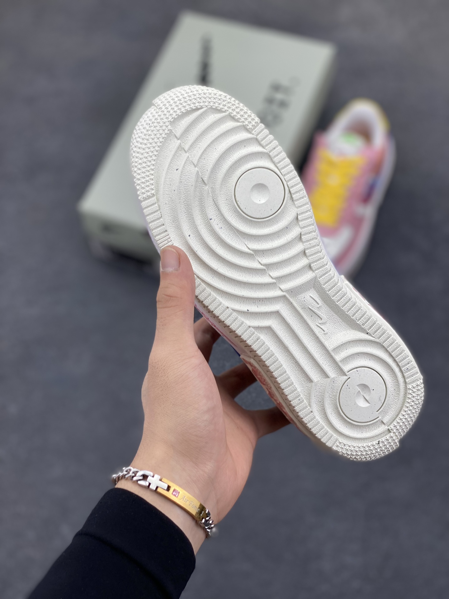 图片[5]-手绘涂鸦“像素甜心”“Pixel Sweetheart”空军一号定制板鞋 “像素甜心” 宛如一件精心雕琢的艺术品。鞋身以温柔浪漫的粉色为主色调，恰似春日里初绽的桃花，散发着难以抗拒的甜美气息。粉色与纯净的白色巧妙搭配，不仅营造出清新雅致的视觉效果，还赋予了鞋子一种与生俱来的少女感。而那一抹亮眼的黄色鞋带，犹如明媚的阳光，为整体造型注入了无限活力，让鞋子瞬间灵动起来 货号：DV3211-001 尺码：35.5 36 36.5 37.5 38 38.5 39 40-选品中心