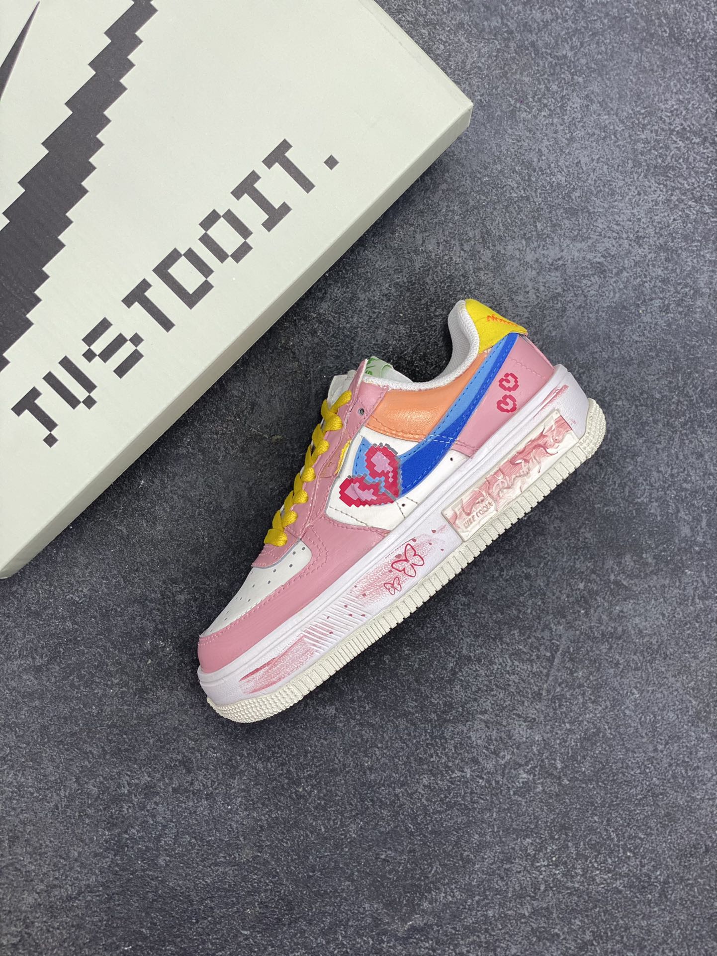 图片[7]-手绘涂鸦“像素甜心”“Pixel Sweetheart”空军一号定制板鞋 “像素甜心” 宛如一件精心雕琢的艺术品。鞋身以温柔浪漫的粉色为主色调，恰似春日里初绽的桃花，散发着难以抗拒的甜美气息。粉色与纯净的白色巧妙搭配，不仅营造出清新雅致的视觉效果，还赋予了鞋子一种与生俱来的少女感。而那一抹亮眼的黄色鞋带，犹如明媚的阳光，为整体造型注入了无限活力，让鞋子瞬间灵动起来 货号：DV3211-001 尺码：35.5 36 36.5 37.5 38 38.5 39 40-选品中心