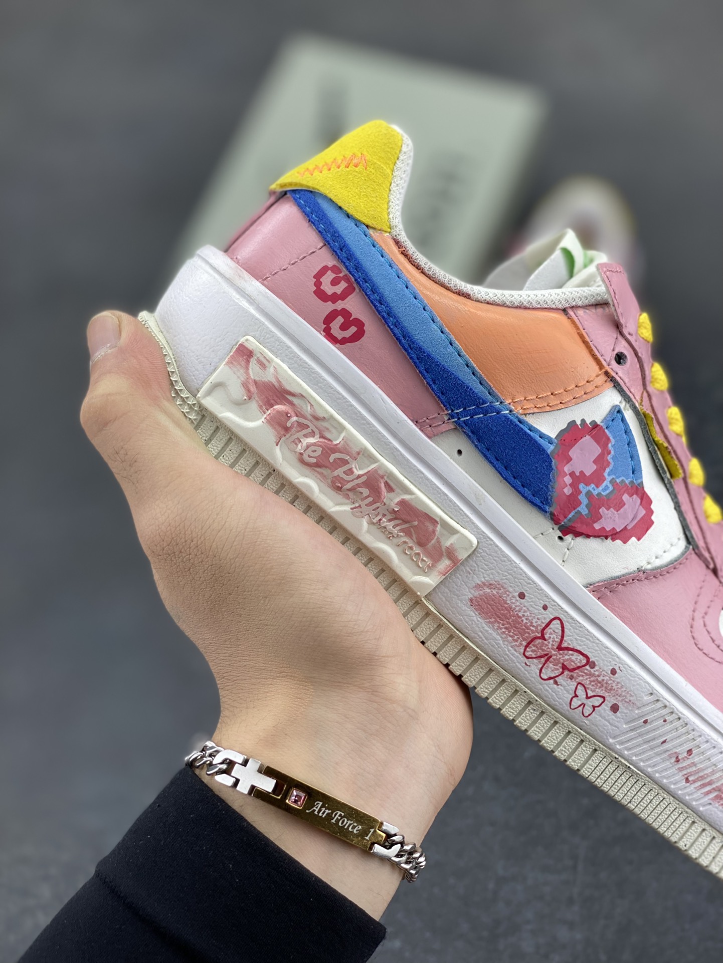 图片[6]-手绘涂鸦“像素甜心”“Pixel Sweetheart”空军一号定制板鞋 “像素甜心” 宛如一件精心雕琢的艺术品。鞋身以温柔浪漫的粉色为主色调，恰似春日里初绽的桃花，散发着难以抗拒的甜美气息。粉色与纯净的白色巧妙搭配，不仅营造出清新雅致的视觉效果，还赋予了鞋子一种与生俱来的少女感。而那一抹亮眼的黄色鞋带，犹如明媚的阳光，为整体造型注入了无限活力，让鞋子瞬间灵动起来 货号：DV3211-001 尺码：35.5 36 36.5 37.5 38 38.5 39 40-选品中心