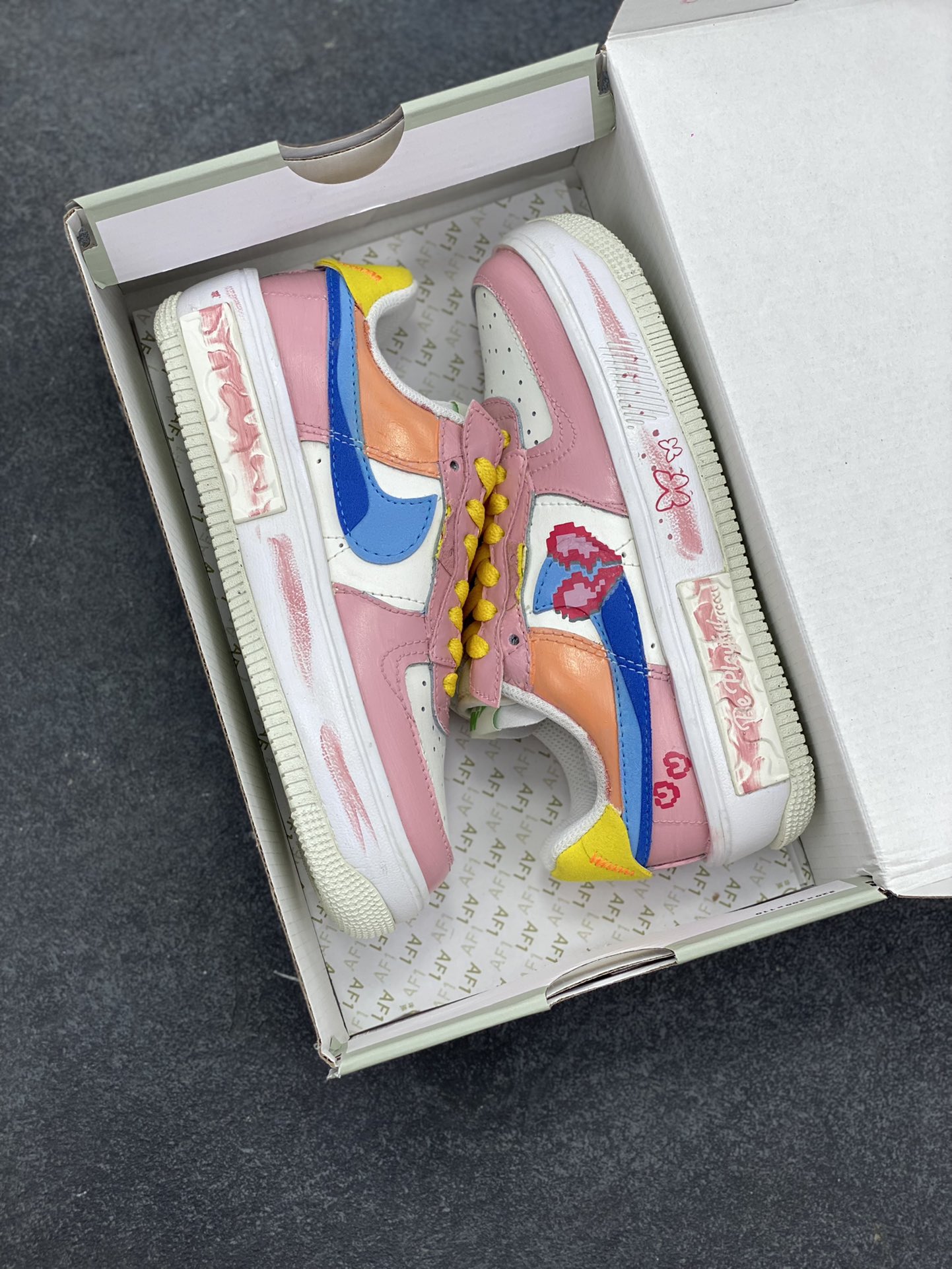 图片[9]-手绘涂鸦“像素甜心”“Pixel Sweetheart”空军一号定制板鞋 “像素甜心” 宛如一件精心雕琢的艺术品。鞋身以温柔浪漫的粉色为主色调，恰似春日里初绽的桃花，散发着难以抗拒的甜美气息。粉色与纯净的白色巧妙搭配，不仅营造出清新雅致的视觉效果，还赋予了鞋子一种与生俱来的少女感。而那一抹亮眼的黄色鞋带，犹如明媚的阳光，为整体造型注入了无限活力，让鞋子瞬间灵动起来 货号：DV3211-001 尺码：35.5 36 36.5 37.5 38 38.5 39 40-选品中心