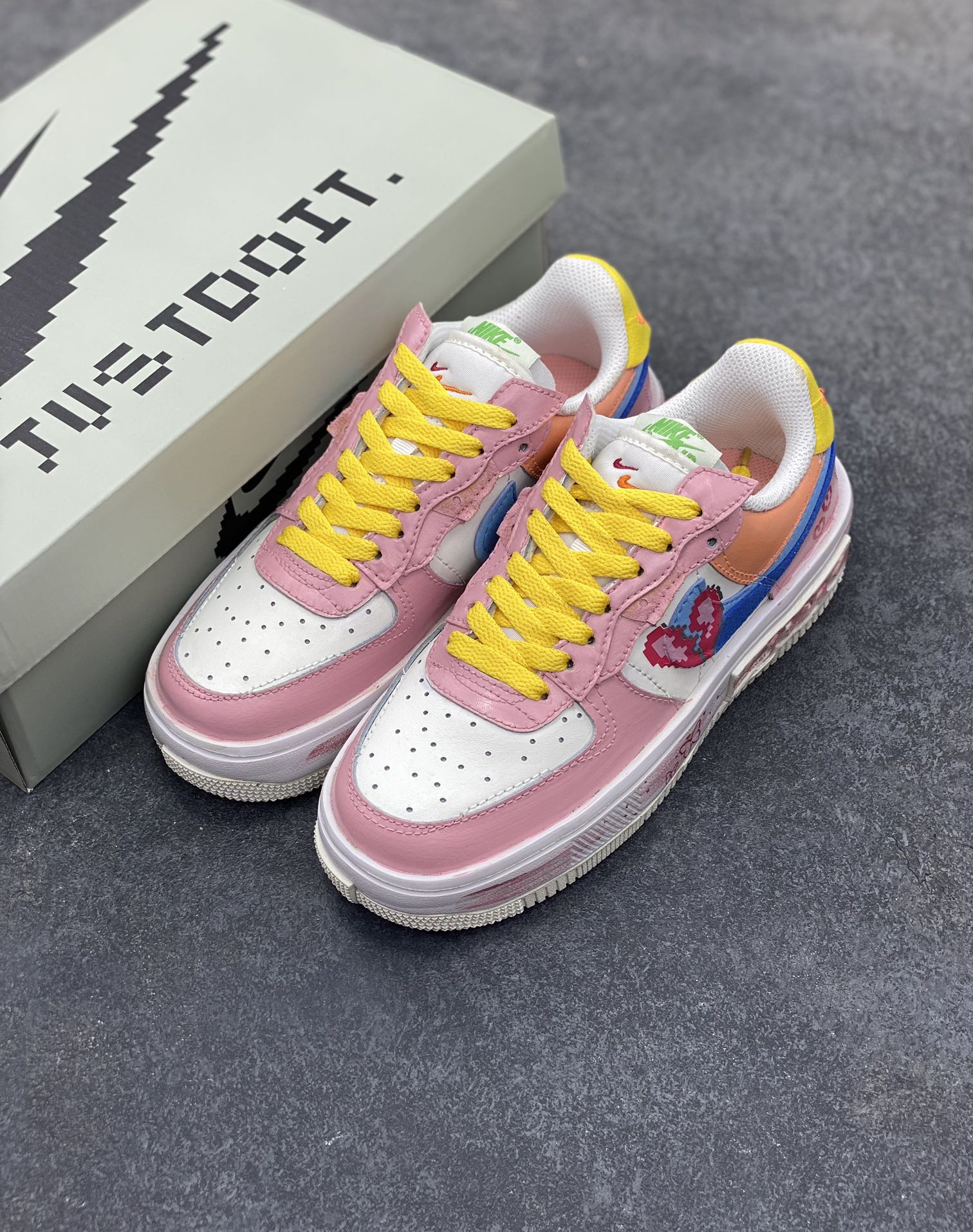 图片[8]-手绘涂鸦“像素甜心”“Pixel Sweetheart”空军一号定制板鞋 “像素甜心” 宛如一件精心雕琢的艺术品。鞋身以温柔浪漫的粉色为主色调，恰似春日里初绽的桃花，散发着难以抗拒的甜美气息。粉色与纯净的白色巧妙搭配，不仅营造出清新雅致的视觉效果，还赋予了鞋子一种与生俱来的少女感。而那一抹亮眼的黄色鞋带，犹如明媚的阳光，为整体造型注入了无限活力，让鞋子瞬间灵动起来 货号：DV3211-001 尺码：35.5 36 36.5 37.5 38 38.5 39 40-选品中心