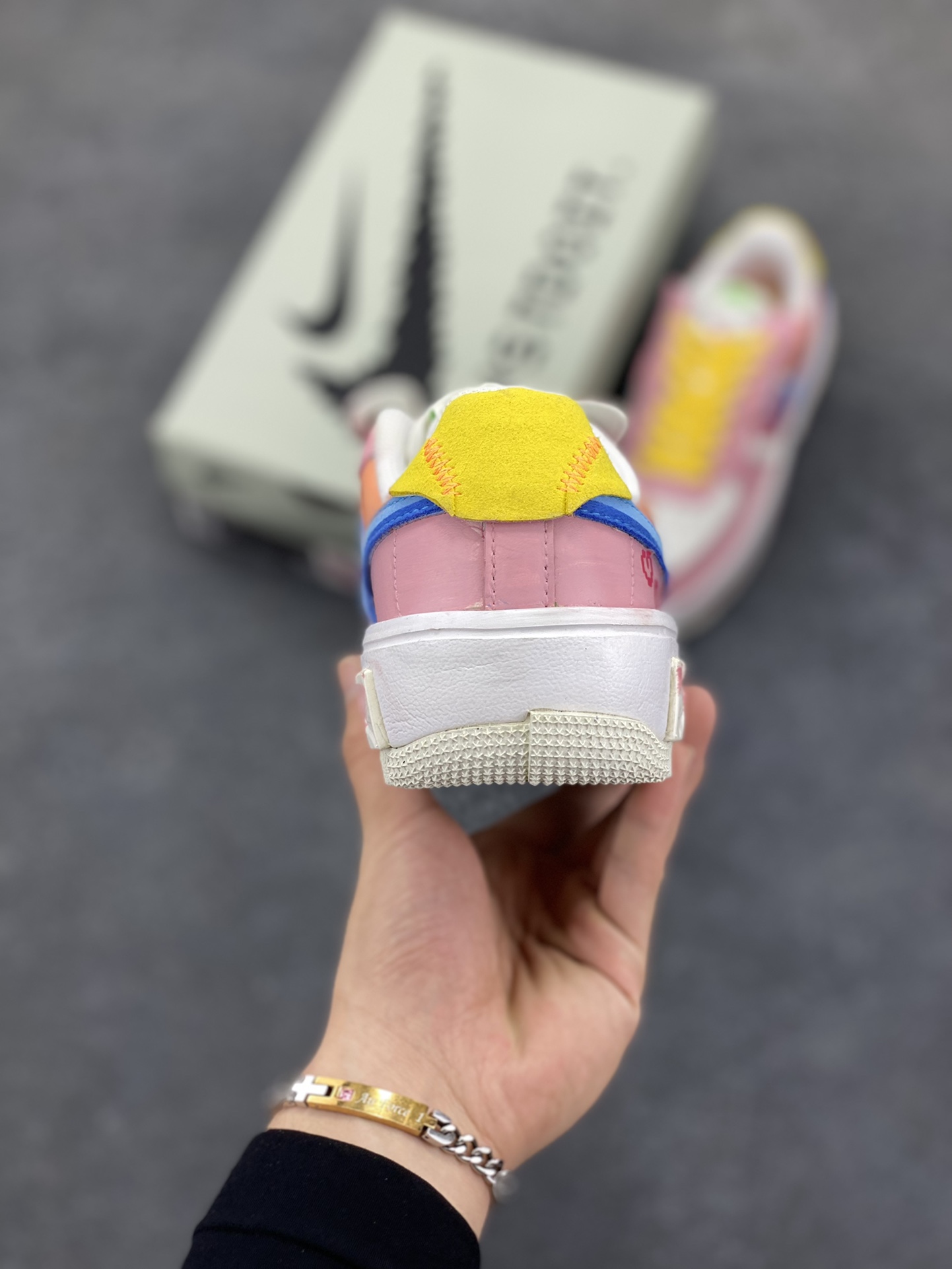 图片[4]-手绘涂鸦“像素甜心”“Pixel Sweetheart”空军一号定制板鞋 “像素甜心” 宛如一件精心雕琢的艺术品。鞋身以温柔浪漫的粉色为主色调，恰似春日里初绽的桃花，散发着难以抗拒的甜美气息。粉色与纯净的白色巧妙搭配，不仅营造出清新雅致的视觉效果，还赋予了鞋子一种与生俱来的少女感。而那一抹亮眼的黄色鞋带，犹如明媚的阳光，为整体造型注入了无限活力，让鞋子瞬间灵动起来 货号：DV3211-001 尺码：35.5 36 36.5 37.5 38 38.5 39 40-选品中心