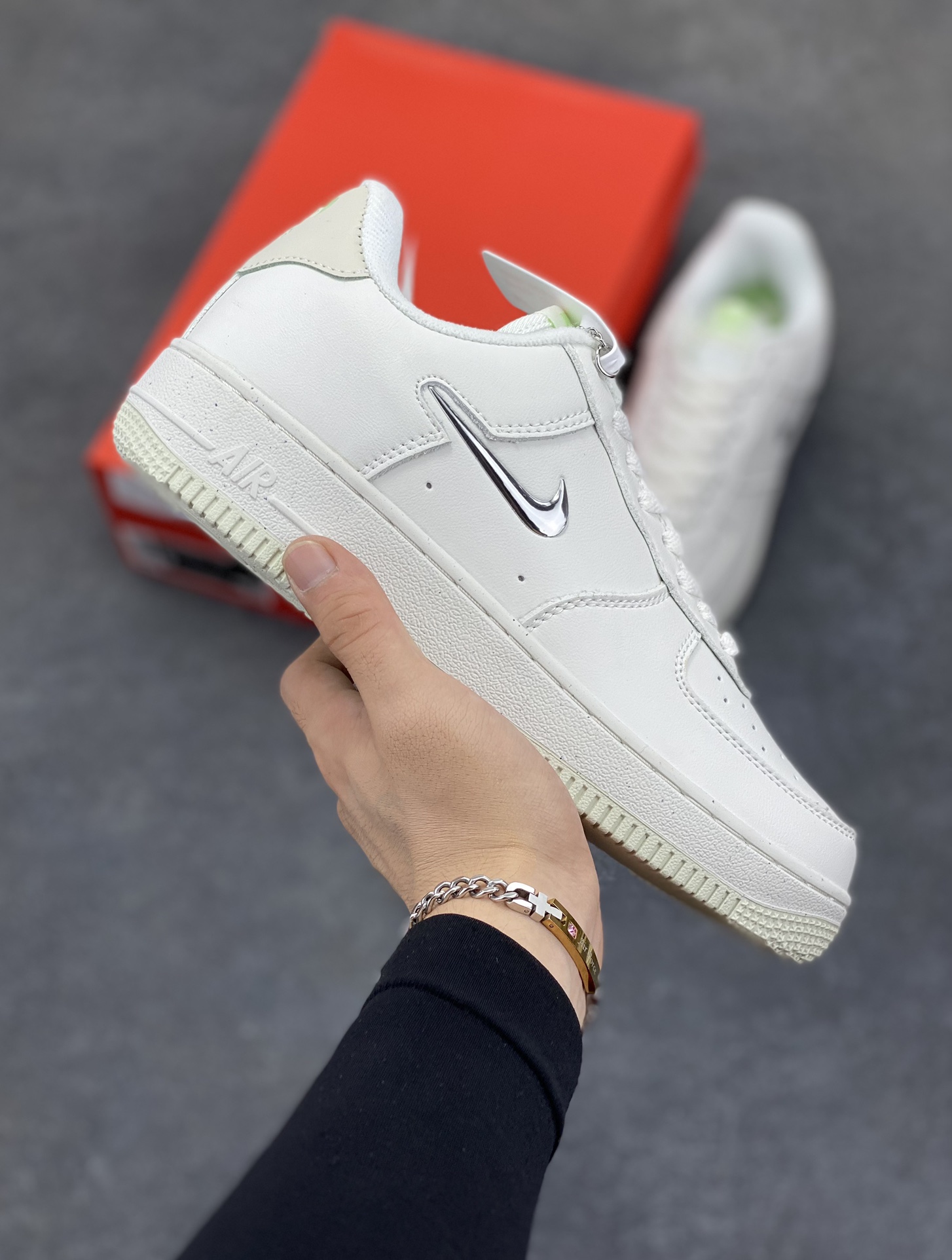 福利特价 Nk Air Force 1\’07 Low 米白银小勾 空军一号低帮休闲板鞋 原楦头原纸板 纯正空军版型 内置全掌气垫 原厂中底钢印 拉帮完美 货号:FN8540-100 尺码:36 36.5 37.5 38 38.5 39 40 40.5 41 42 42.5 43 44 44.5 45-选品中心