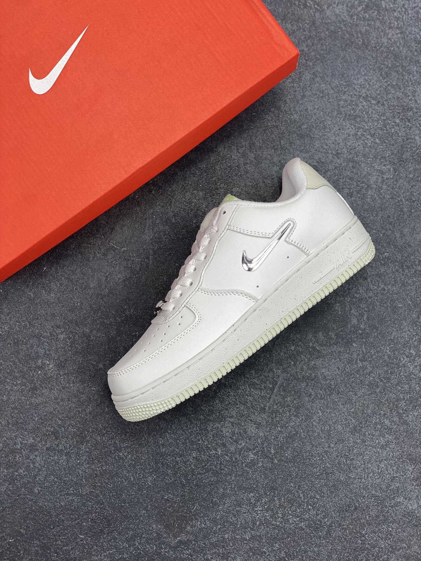 图片[7]-福利特价 Nk Air Force 1\’07 Low 米白银小勾 空军一号低帮休闲板鞋 原楦头原纸板 纯正空军版型 内置全掌气垫 原厂中底钢印 拉帮完美 货号：FN8540-100 尺码：36 36.5 37.5 38 38.5 39 40 40.5 41 42 42.5 43 44 44.5 45-选品中心