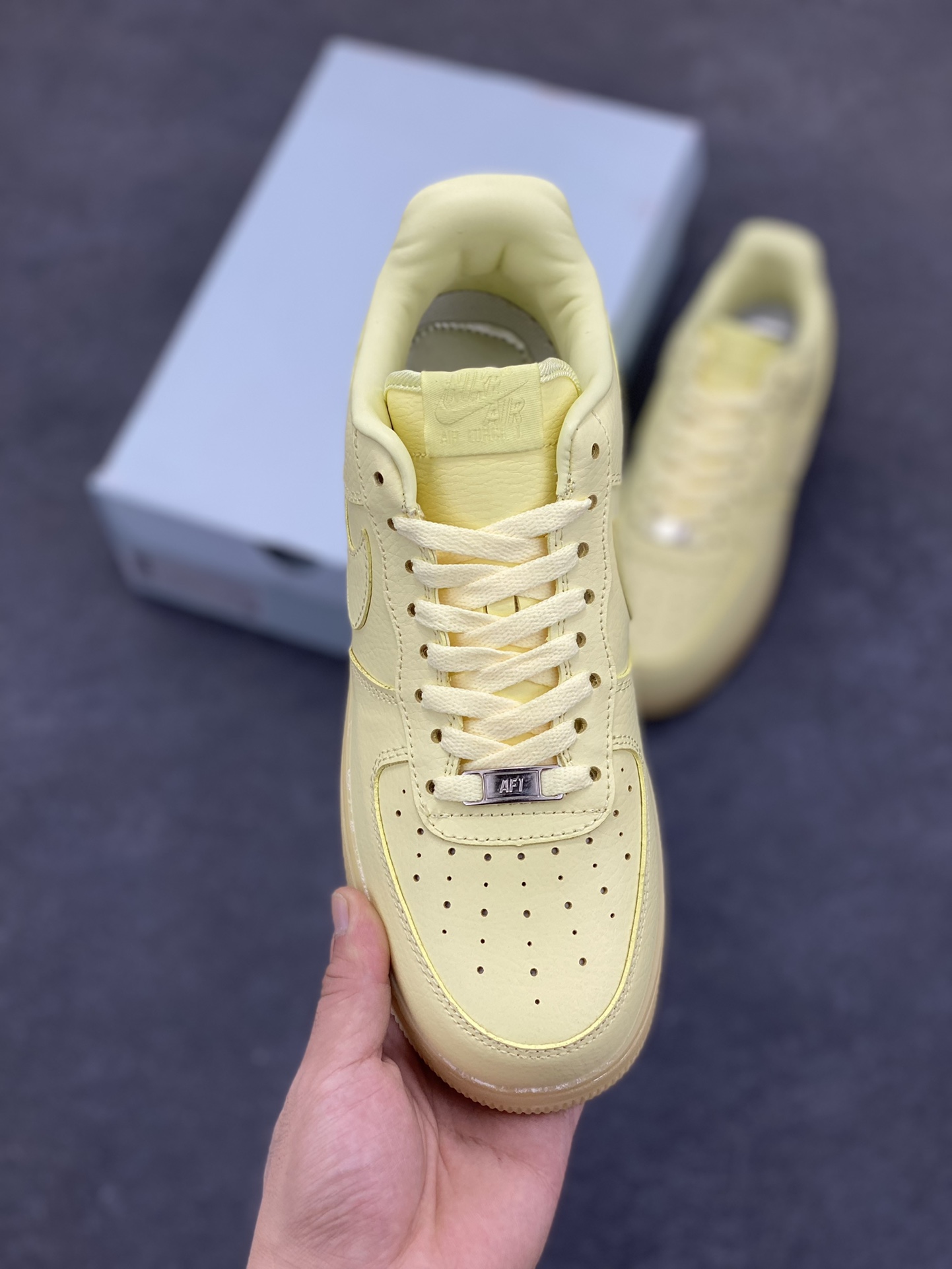 图片[2]-福利特价 Nike Air Force 1 07 low空军一号 荔枝纹水晶 板鞋 原楦头原纸板 打造纯正空军版型#专注外贸渠道 全掌内置蜂窝气垫 #原盒配件 原厂中底钢印、拉帮完美 货号：CZ8065-800 尺码：36 36.5 37.5 38 38.5 39 40 40.5 41 42 42.5 43 44 44.5 45-选品中心