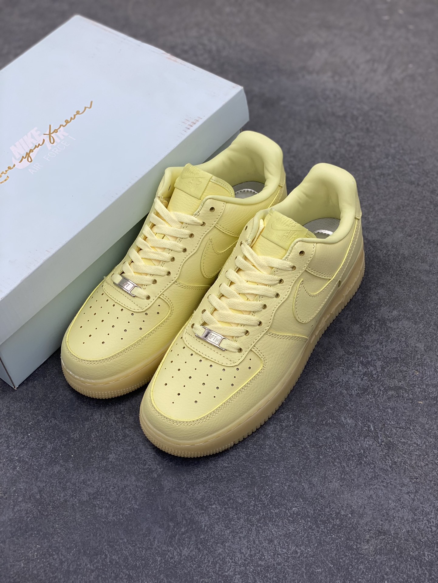 图片[8]-福利特价 Nike Air Force 1 07 low空军一号 荔枝纹水晶 板鞋 原楦头原纸板 打造纯正空军版型#专注外贸渠道 全掌内置蜂窝气垫 #原盒配件 原厂中底钢印、拉帮完美 货号：CZ8065-800 尺码：36 36.5 37.5 38 38.5 39 40 40.5 41 42 42.5 43 44 44.5 45-选品中心