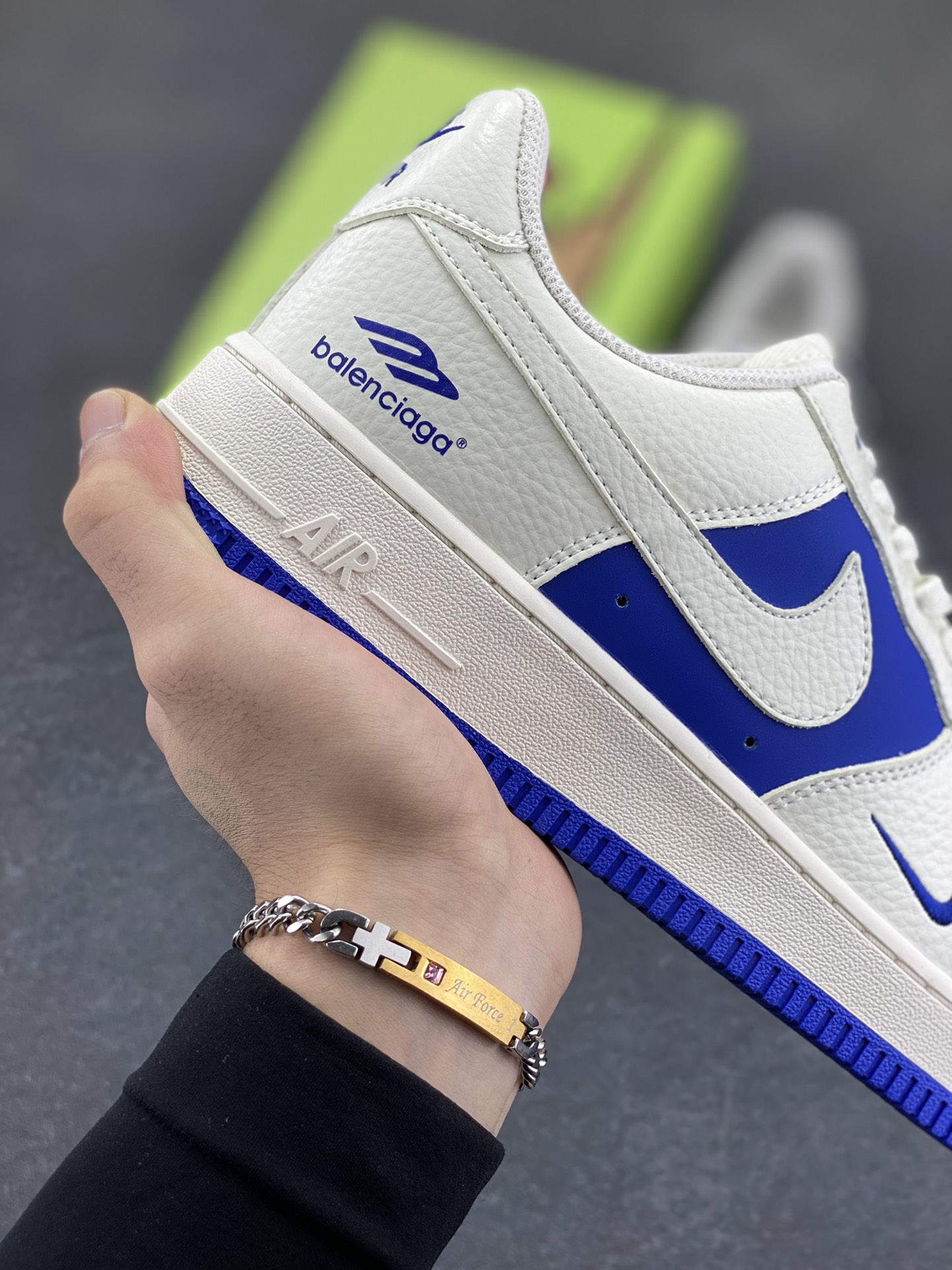 图片[6]-高端定制Nike Air Force 1 \’07 Low 巴黎世家联名— 白蓝双色，经典 AF1 鞋型，融入 Balenciaga 标志性元素。中底运用 AIR 技术，通过模具注塑成型，与蓝色外底一体硫化工艺结合，保障结构稳定与脚感，鞋身细节经多道质检，确保做工精细 ，潮流与质感拉满 低帮休闲板鞋 定制鞋盒 大厂纯原品质出货 超高清洁度 皮料切割干净无任何毛边 细节完美 货号：KX2532-501 尺码：36 36.5 37.5 38 38.5 39 40 40.5 41 42 42.5 43 44 44.5 45-选品中心