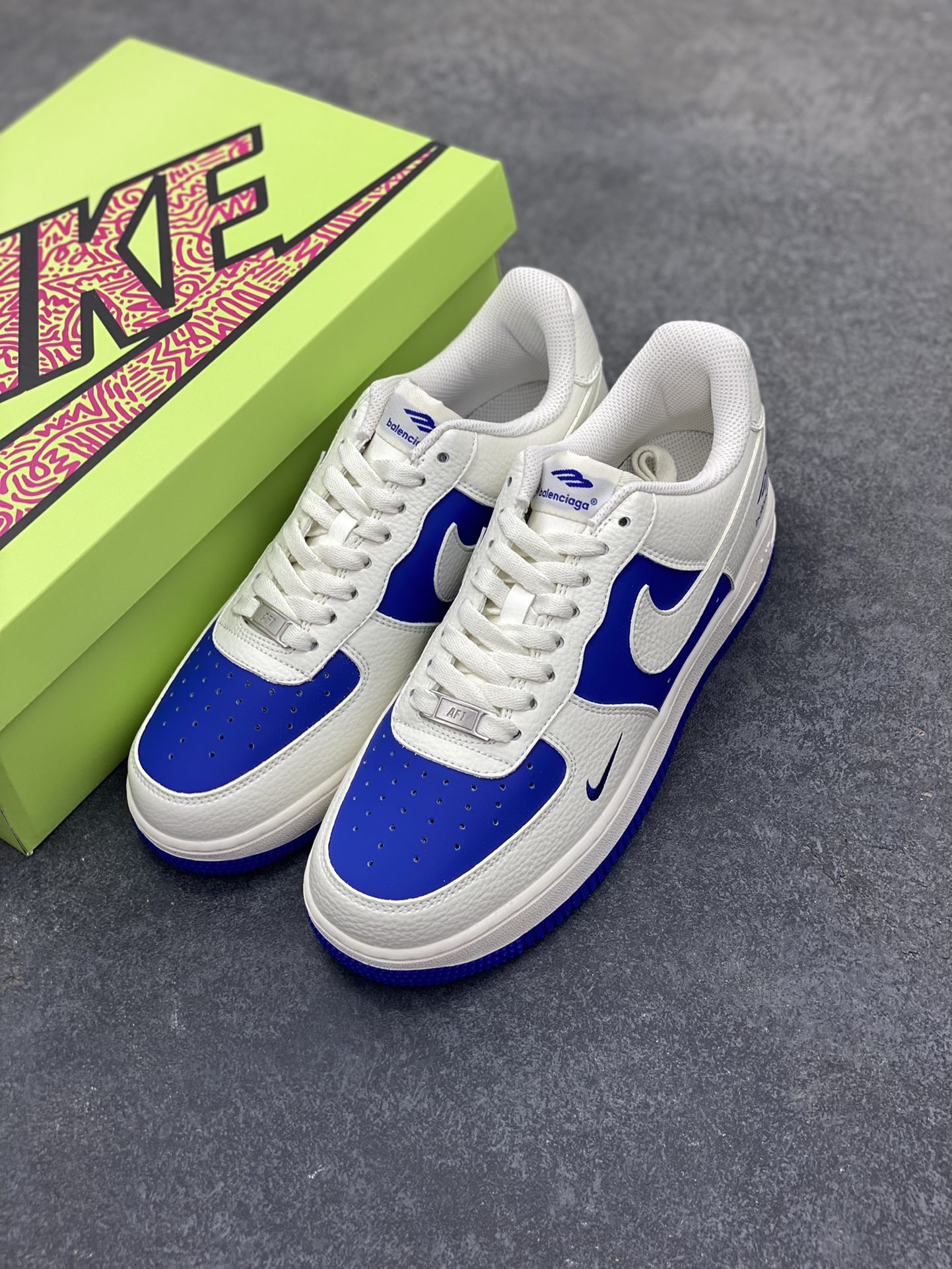 图片[8]-高端定制Nike Air Force 1 \’07 Low 巴黎世家联名— 白蓝双色，经典 AF1 鞋型，融入 Balenciaga 标志性元素。中底运用 AIR 技术，通过模具注塑成型，与蓝色外底一体硫化工艺结合，保障结构稳定与脚感，鞋身细节经多道质检，确保做工精细 ，潮流与质感拉满 低帮休闲板鞋 定制鞋盒 大厂纯原品质出货 超高清洁度 皮料切割干净无任何毛边 细节完美 货号：KX2532-501 尺码：36 36.5 37.5 38 38.5 39 40 40.5 41 42 42.5 43 44 44.5 45-选品中心