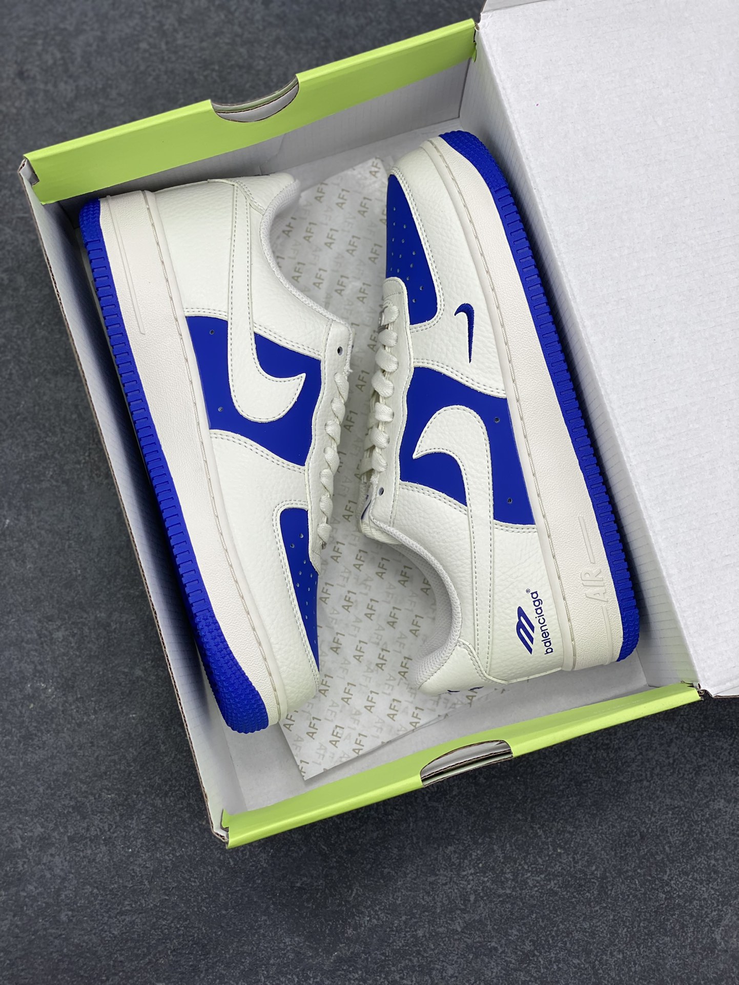 图片[9]-高端定制Nike Air Force 1 \’07 Low 巴黎世家联名— 白蓝双色，经典 AF1 鞋型，融入 Balenciaga 标志性元素。中底运用 AIR 技术，通过模具注塑成型，与蓝色外底一体硫化工艺结合，保障结构稳定与脚感，鞋身细节经多道质检，确保做工精细 ，潮流与质感拉满 低帮休闲板鞋 定制鞋盒 大厂纯原品质出货 超高清洁度 皮料切割干净无任何毛边 细节完美 货号：KX2532-501 尺码：36 36.5 37.5 38 38.5 39 40 40.5 41 42 42.5 43 44 44.5 45-选品中心