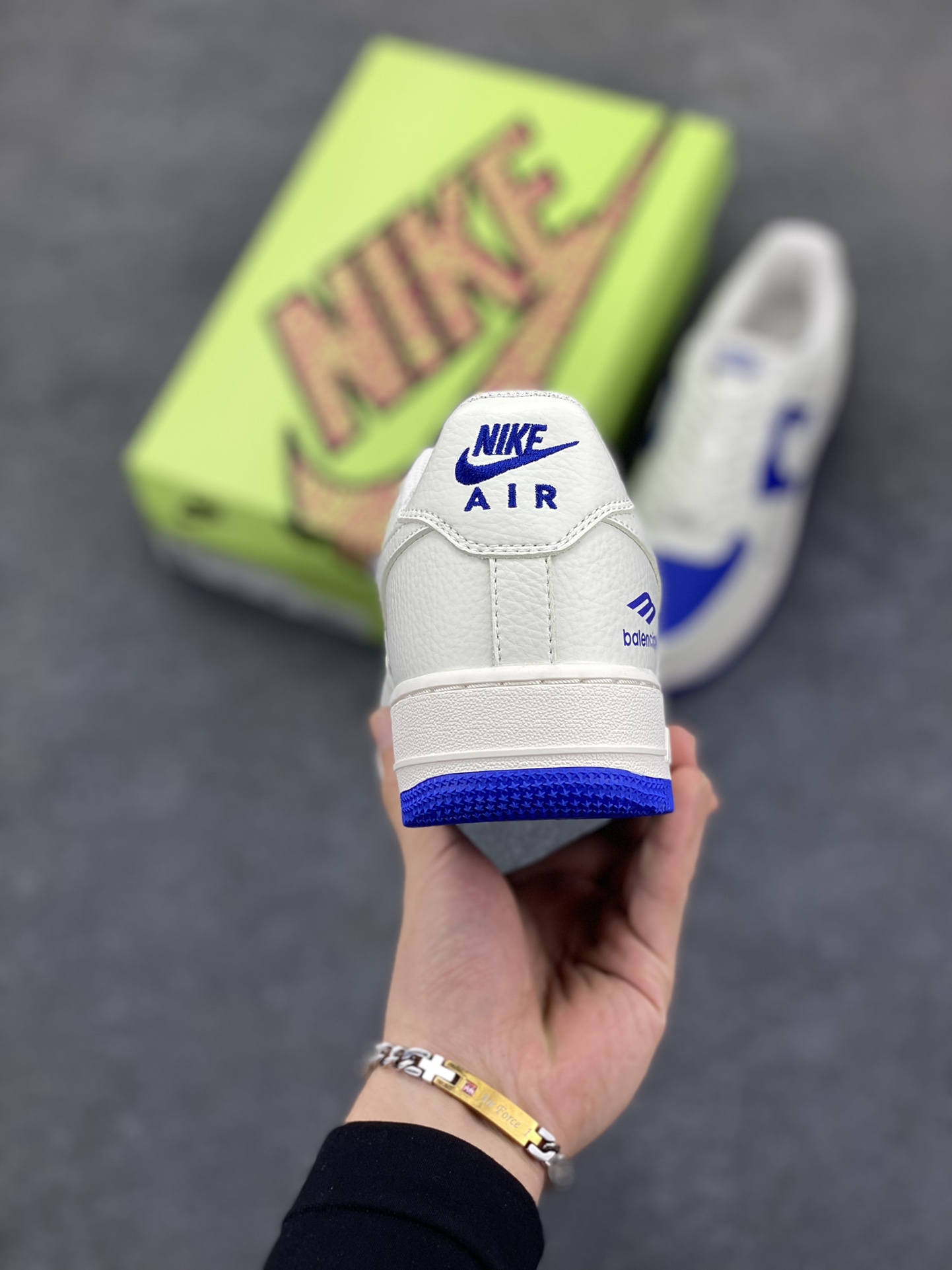 图片[4]-高端定制Nike Air Force 1 \’07 Low 巴黎世家联名— 白蓝双色，经典 AF1 鞋型，融入 Balenciaga 标志性元素。中底运用 AIR 技术，通过模具注塑成型，与蓝色外底一体硫化工艺结合，保障结构稳定与脚感，鞋身细节经多道质检，确保做工精细 ，潮流与质感拉满 低帮休闲板鞋 定制鞋盒 大厂纯原品质出货 超高清洁度 皮料切割干净无任何毛边 细节完美 货号：KX2532-501 尺码：36 36.5 37.5 38 38.5 39 40 40.5 41 42 42.5 43 44 44.5 45-选品中心