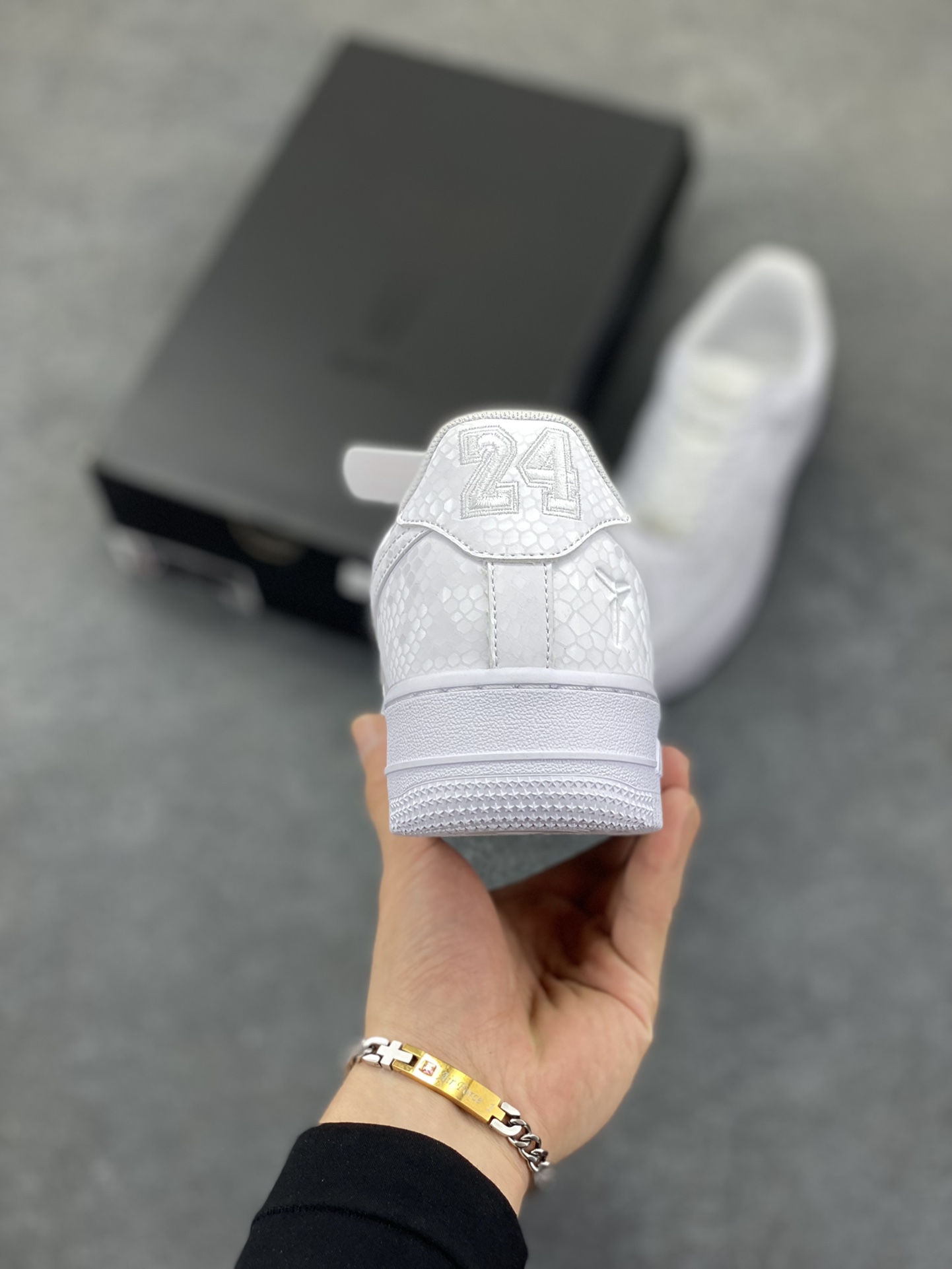 图片[4]-Nike Air Force 1 Low 科比 空军一号低帮运动休闲板鞋 原楦头原纸板 打造纯正空军版型 专注外贸渠道 全掌内置蜂窝气垫 原盒配件 原厂中底钢印、拉帮完美 货号：IB0018-100 尺码：36 36.5 37.5 38 38.5 39 40 40.5 41 42 42.5 43 44 44.5 45-选品中心