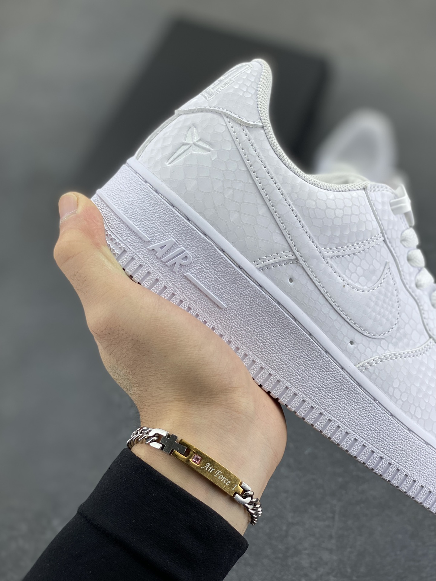 图片[6]-Nike Air Force 1 Low 科比 空军一号低帮运动休闲板鞋 原楦头原纸板 打造纯正空军版型 专注外贸渠道 全掌内置蜂窝气垫 原盒配件 原厂中底钢印、拉帮完美 货号：IB0018-100 尺码：36 36.5 37.5 38 38.5 39 40 40.5 41 42 42.5 43 44 44.5 45-选品中心