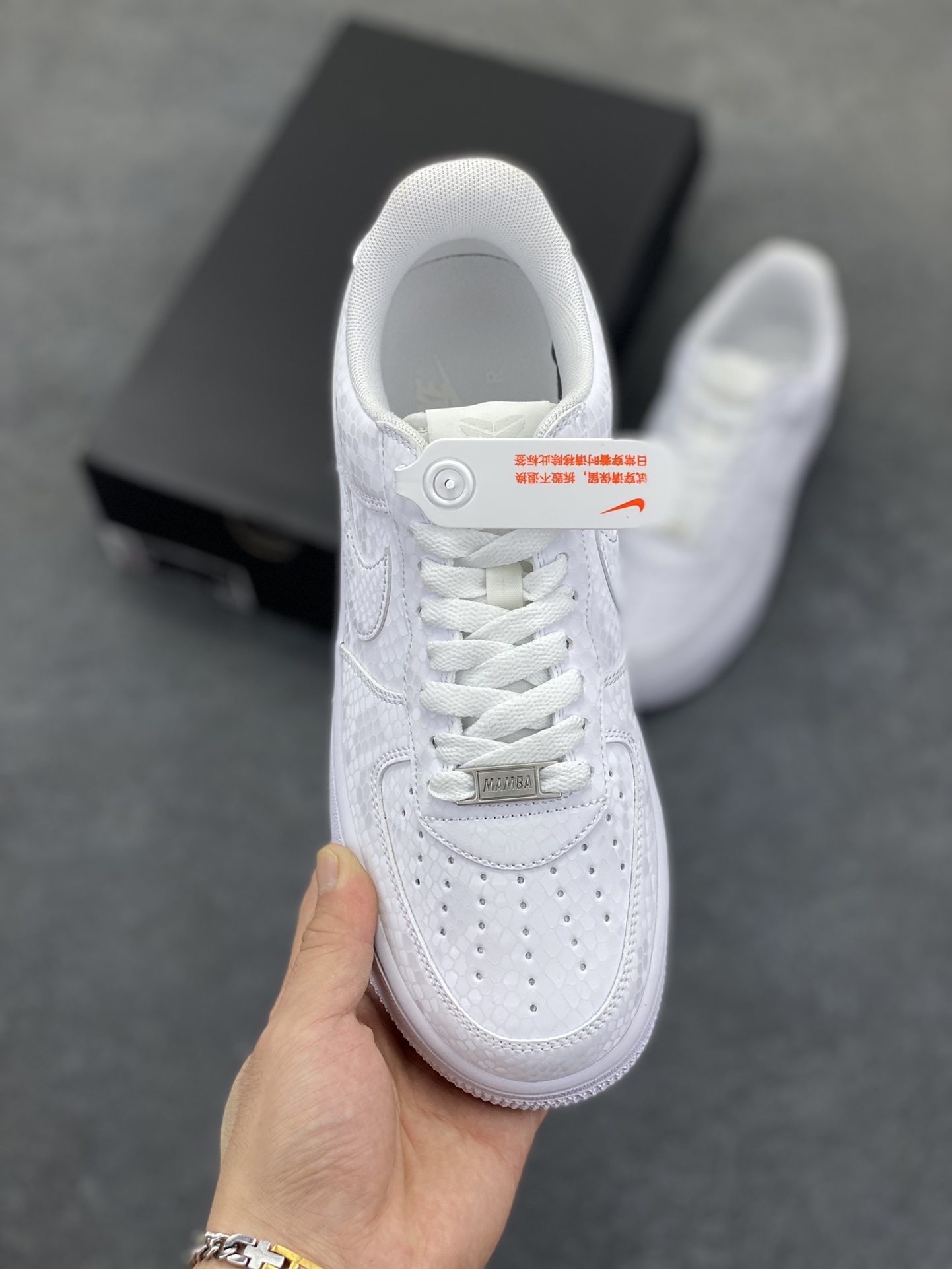 图片[2]-Nike Air Force 1 Low 科比 空军一号低帮运动休闲板鞋 原楦头原纸板 打造纯正空军版型 专注外贸渠道 全掌内置蜂窝气垫 原盒配件 原厂中底钢印、拉帮完美 货号：IB0018-100 尺码：36 36.5 37.5 38 38.5 39 40 40.5 41 42 42.5 43 44 44.5 45-选品中心
