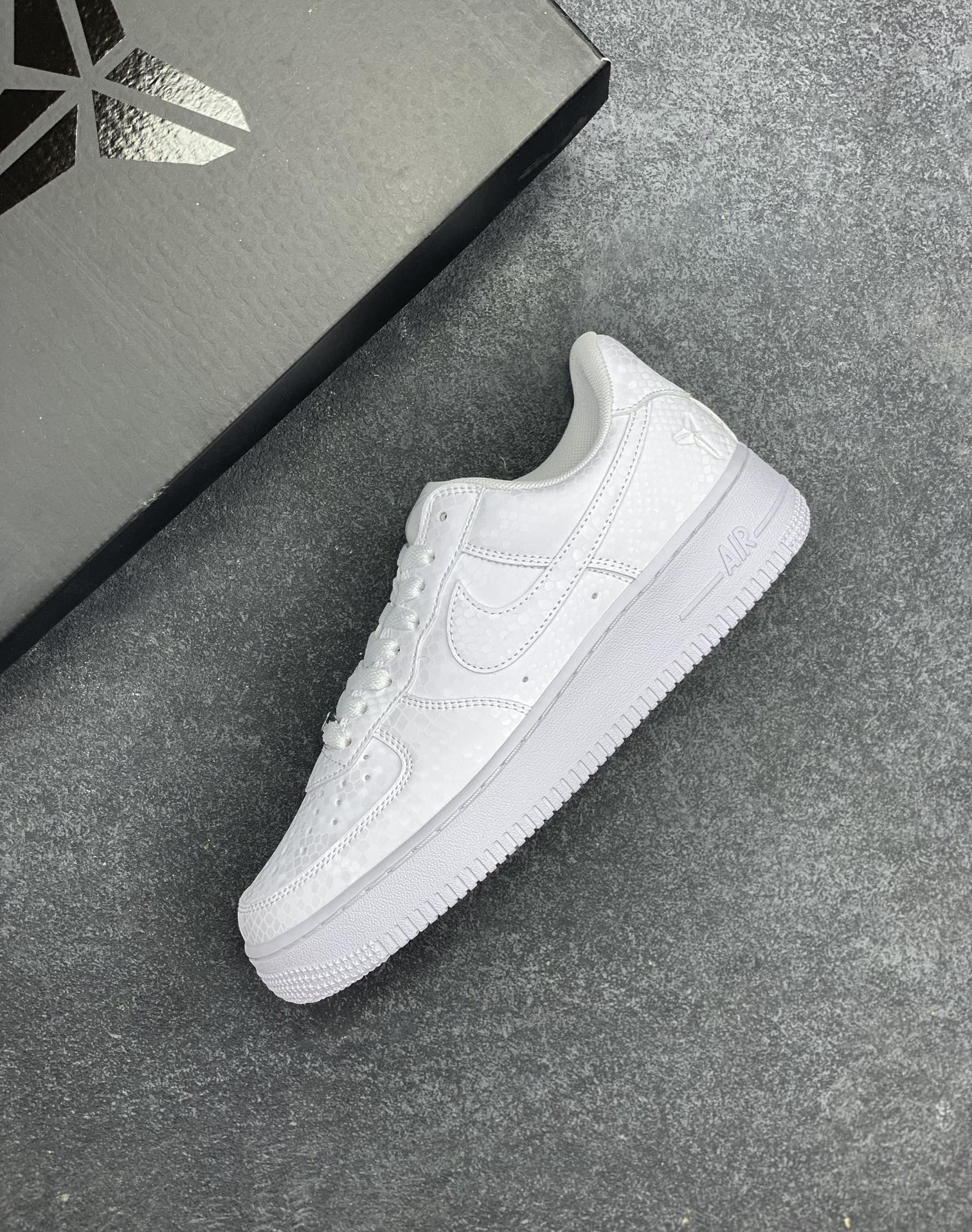 图片[7]-Nike Air Force 1 Low 科比 空军一号低帮运动休闲板鞋 原楦头原纸板 打造纯正空军版型 专注外贸渠道 全掌内置蜂窝气垫 原盒配件 原厂中底钢印、拉帮完美 货号：IB0018-100 尺码：36 36.5 37.5 38 38.5 39 40 40.5 41 42 42.5 43 44 44.5 45-选品中心