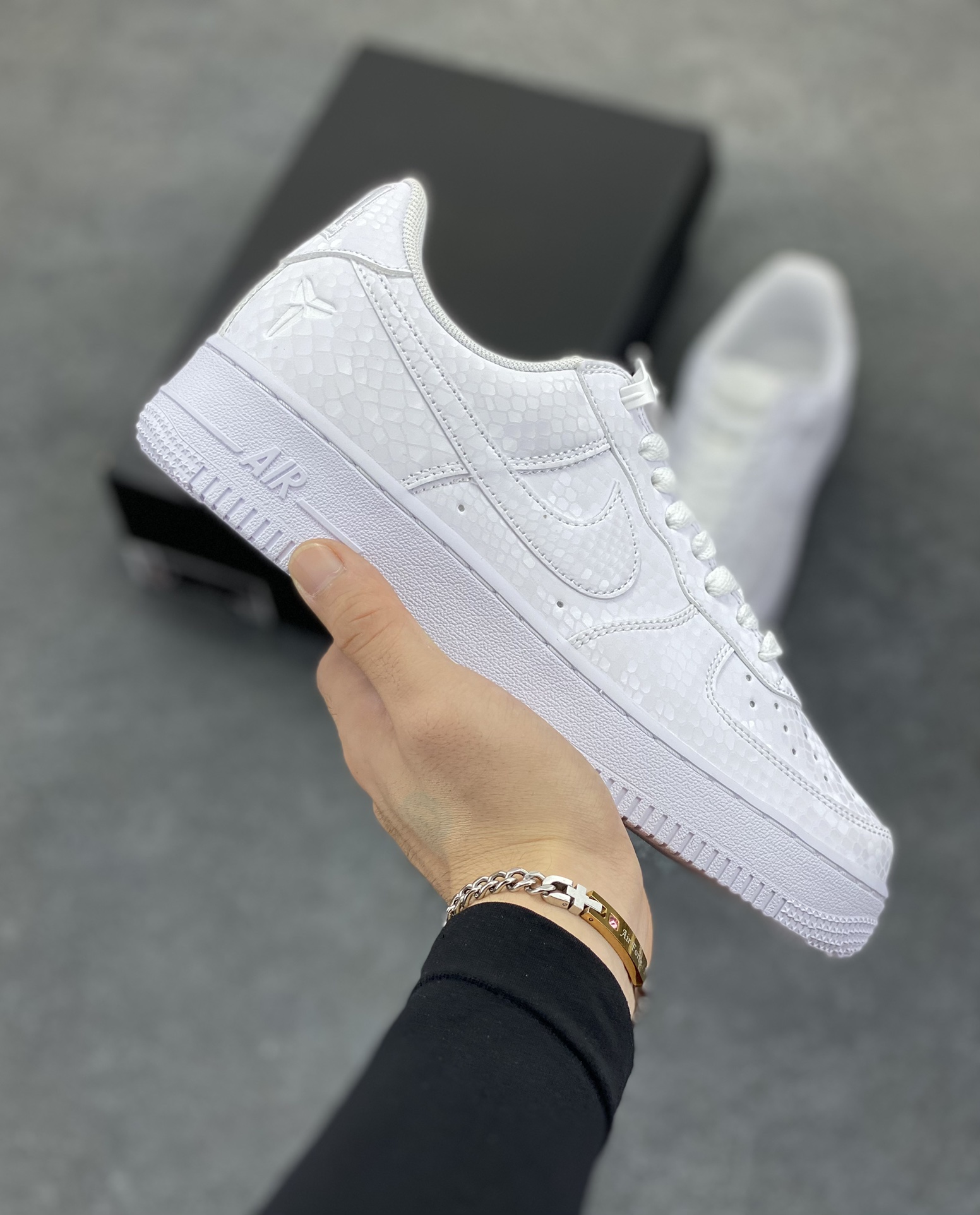 Nike Air Force 1 Low 科比 空军一号低帮运动休闲板鞋 原楦头原纸板 打造纯正空军版型 专注外贸渠道 全掌内置蜂窝气垫 原盒配件 原厂中底钢印、拉帮完美 货号：IB0018-100 尺码：36 36.5 37.5 38 38.5 39 40 40.5 41 42 42.5 43 44 44.5 45-选品中心
