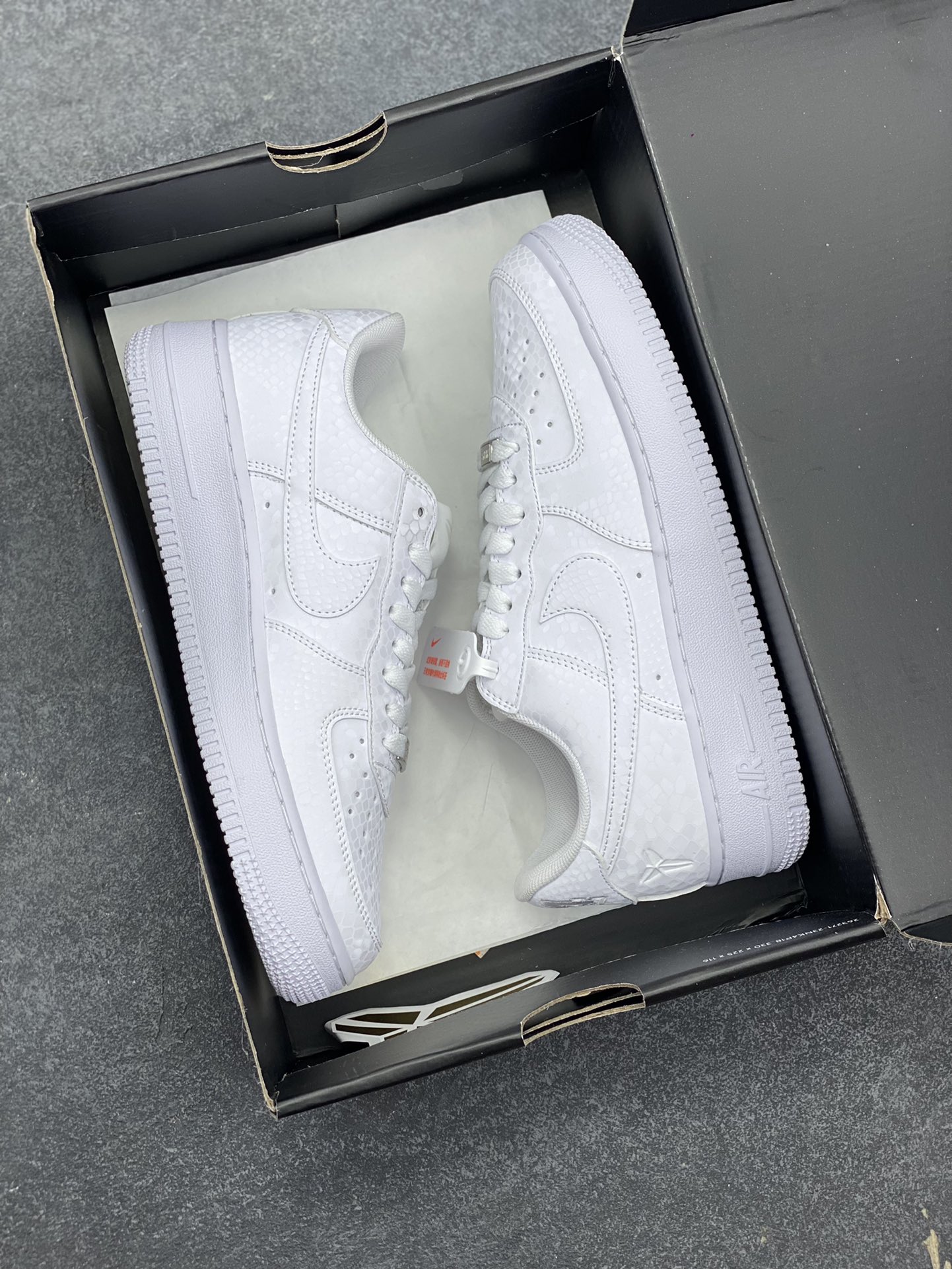 图片[9]-Nike Air Force 1 Low 科比 空军一号低帮运动休闲板鞋 原楦头原纸板 打造纯正空军版型 专注外贸渠道 全掌内置蜂窝气垫 原盒配件 原厂中底钢印、拉帮完美 货号：IB0018-100 尺码：36 36.5 37.5 38 38.5 39 40 40.5 41 42 42.5 43 44 44.5 45-选品中心