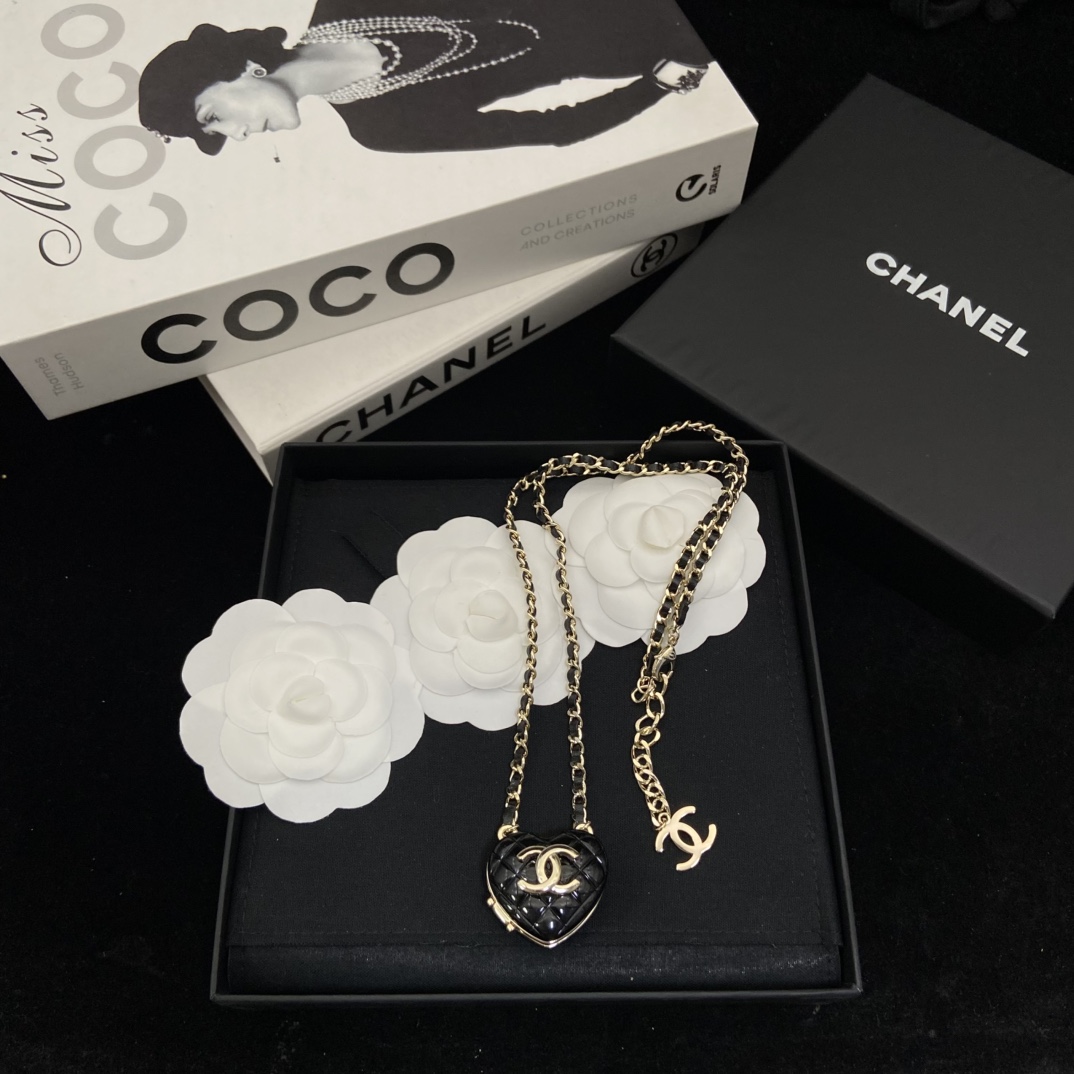 CHANEL quilted heart double C leather chain necklace