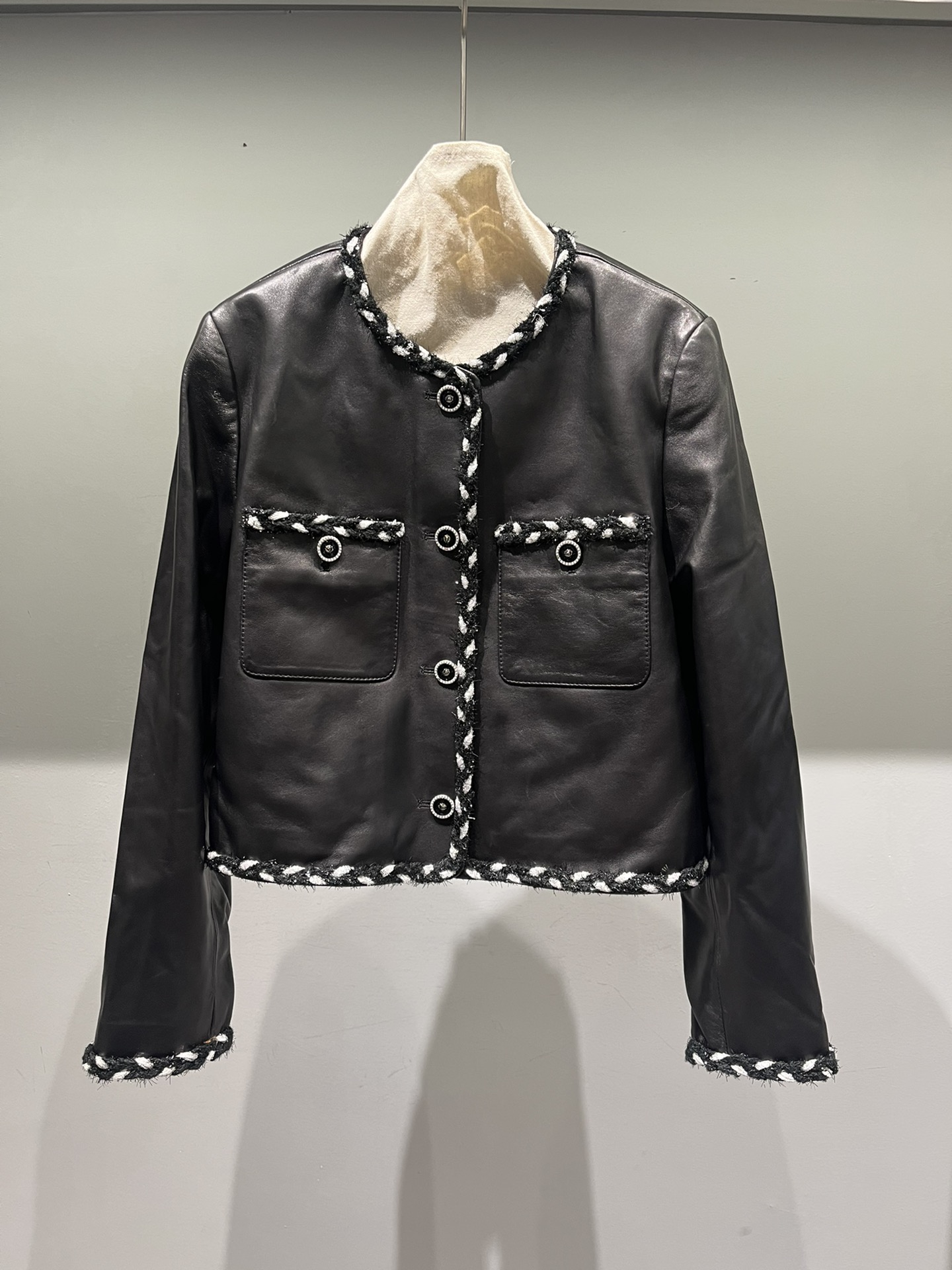 NO:721511,,Chanel semi-vegetable tanned sheepskin jacket,classic color matching,Chanel-clothing,chanel,jackets & coats,sheepskin,19860909,香奈儿半植鞣羊皮外套,经典配色,香奈儿-服装,chanel,jackets & coats,sheepskin,,Women's clothing