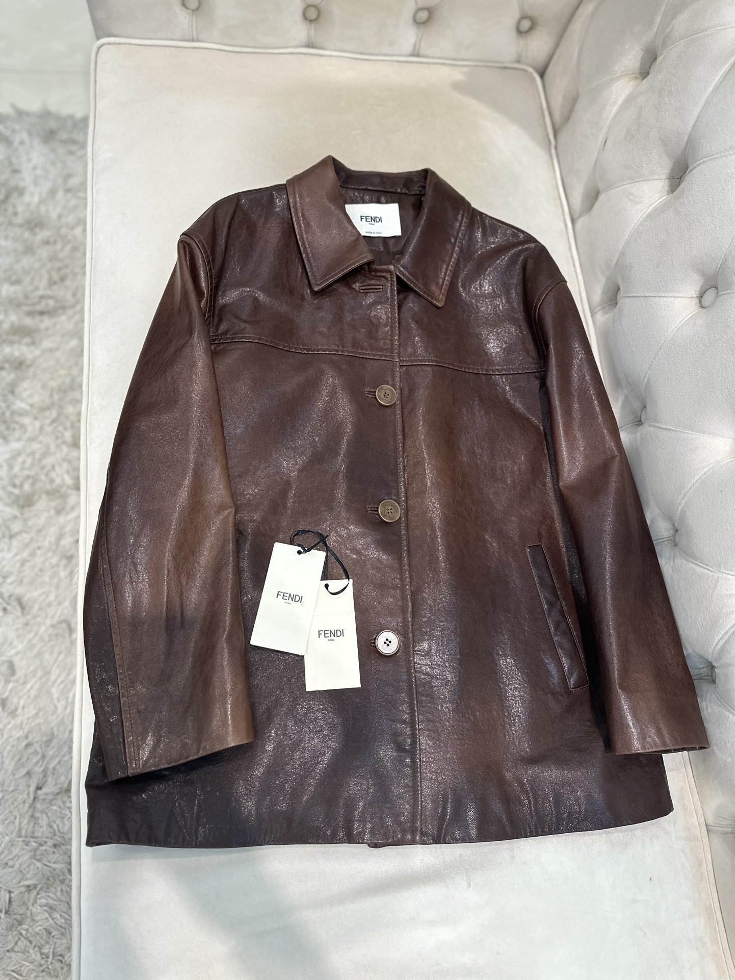 Fendi Sheepskin Coats AW2025 Collection: P3000 T-shirts with Dust Bag, Italy Imports Oil Wax - 图片 1