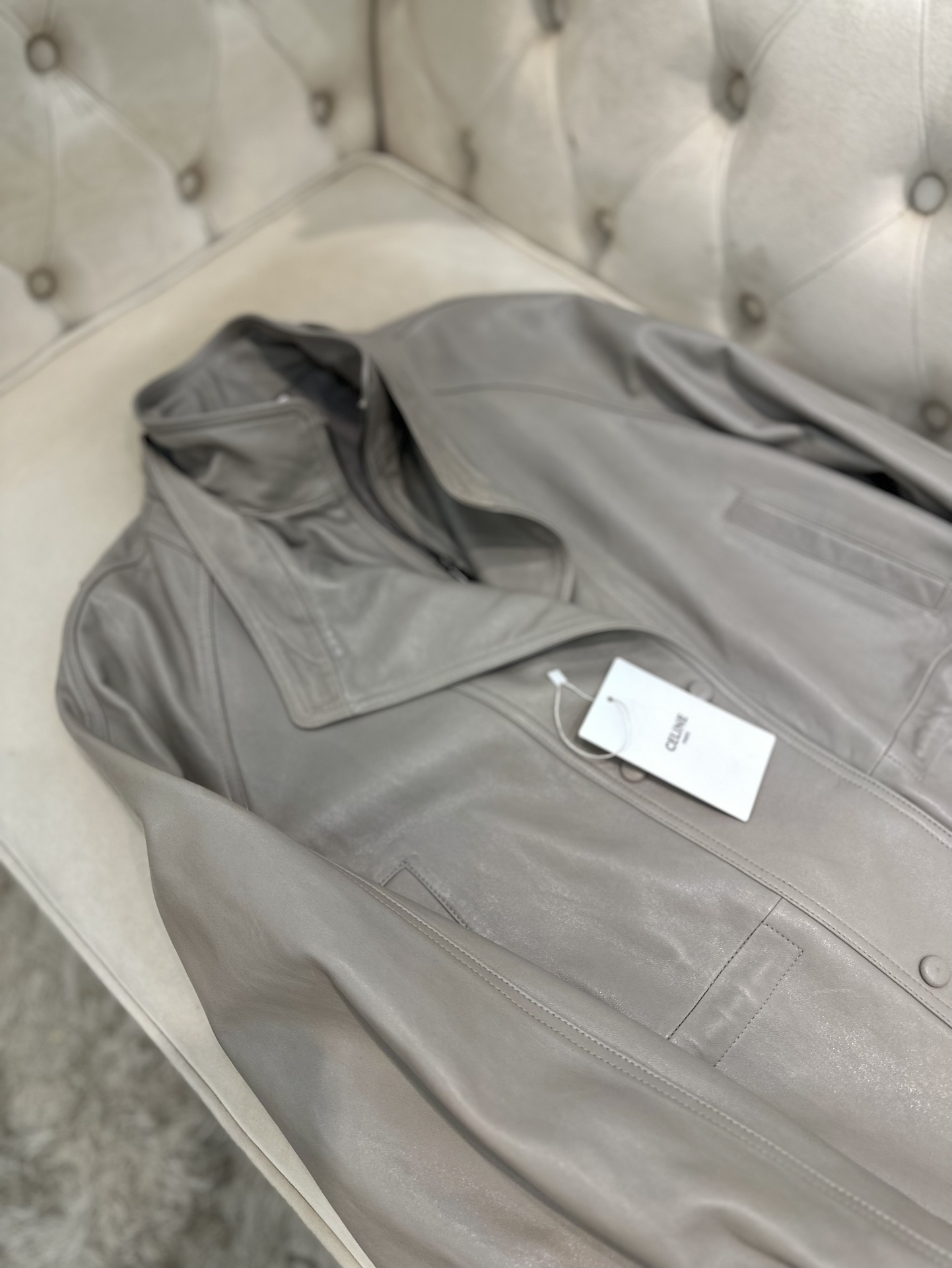 Title: Celine P3120 Hard-Core Female Suit Description Summary: Original Celine suit in gray sheepskin with half-oiled wax process, sizes S-L, imported from Italy. - 图片 3