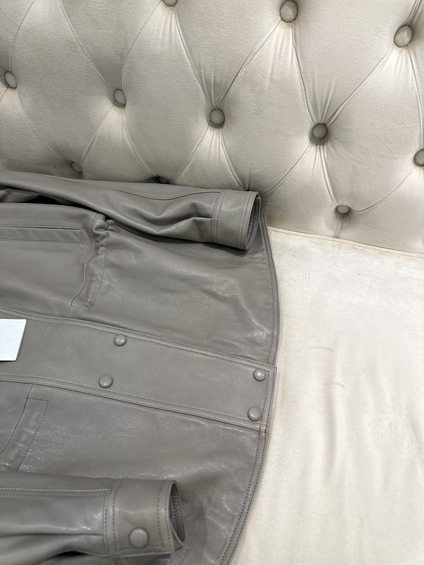 Title: Celine P3120 Hard-Core Female Suit Description Summary: Original Celine suit in gray sheepskin with half-oiled wax process, sizes S-L, imported from Italy. - 图片 2