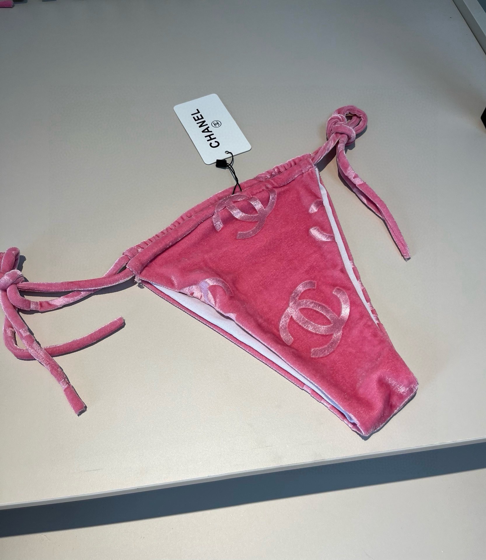 🆕
Chanel香奈儿灯芯绒经典比基尼三件套👙❤️😍🥰适合多种场景的游泳衣🏊‍♀️海边 游泳池 温泉 水