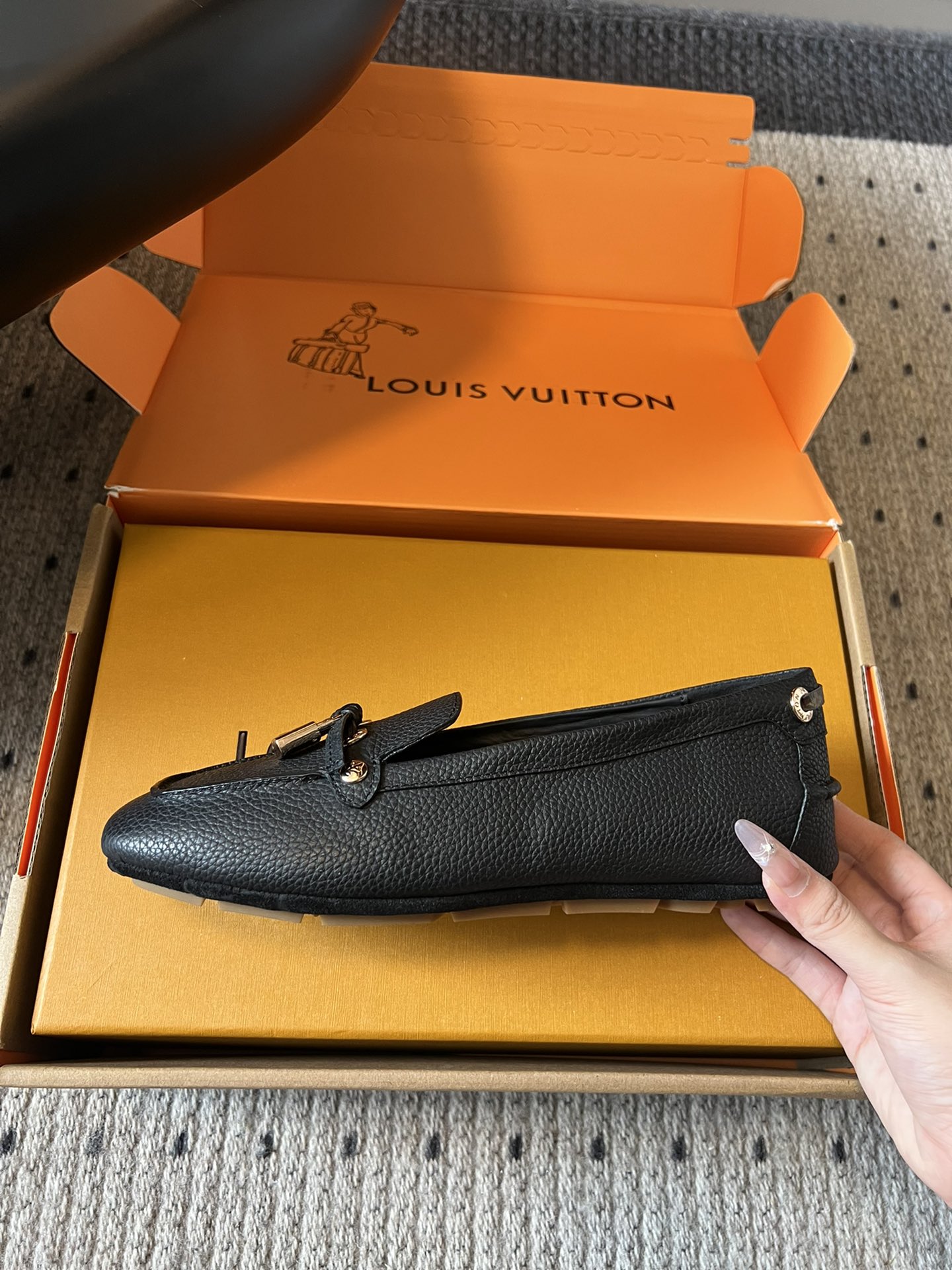 
Louis vuitton 25ss 平底乐福鞋  豆豆鞋 

采用优质牛皮 轻盈舒适的莫卡辛结构搭配