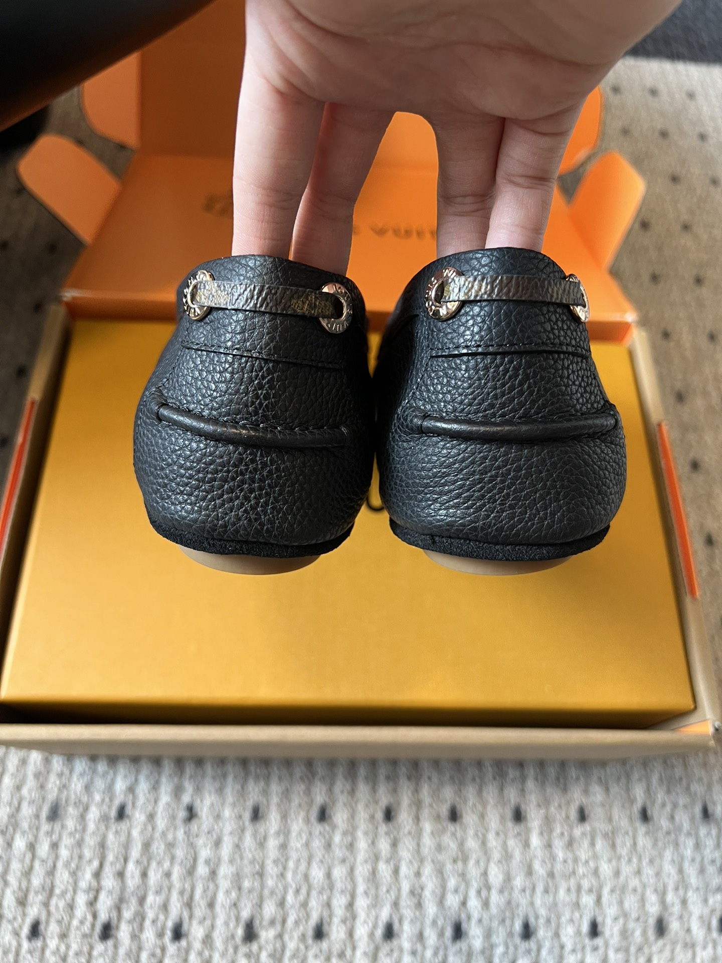
Louis vuitton 25ss 平底乐福鞋  豆豆鞋 

采用优质牛皮 轻盈舒适的莫卡辛结构搭配