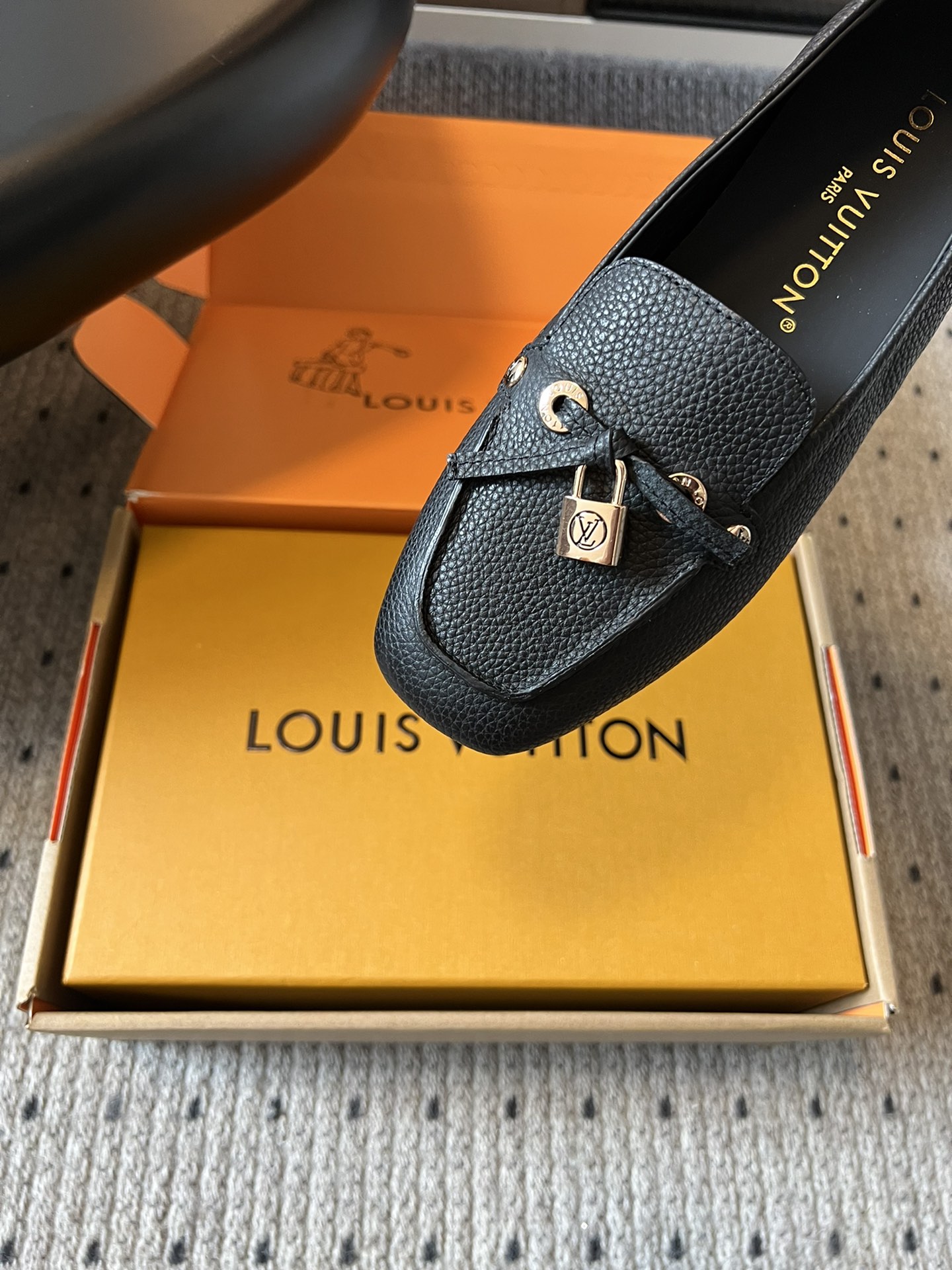 
Louis vuitton 25ss 平底乐福鞋  豆豆鞋 

采用优质牛皮 轻盈舒适的莫卡辛结构搭配