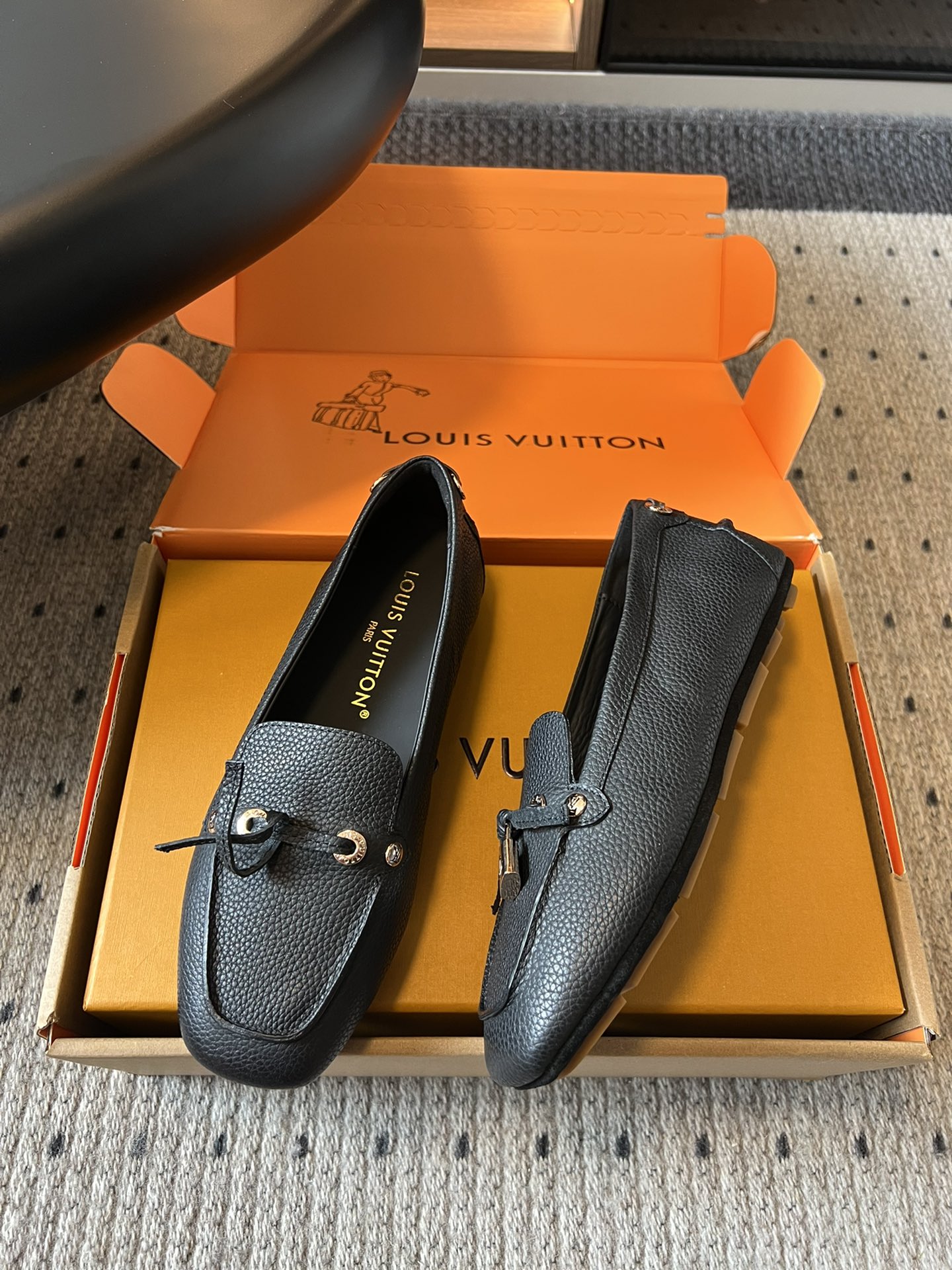 
Louis vuitton 25ss 平底乐福鞋  豆豆鞋 

采用优质牛皮 轻盈舒适的莫卡辛结构搭配