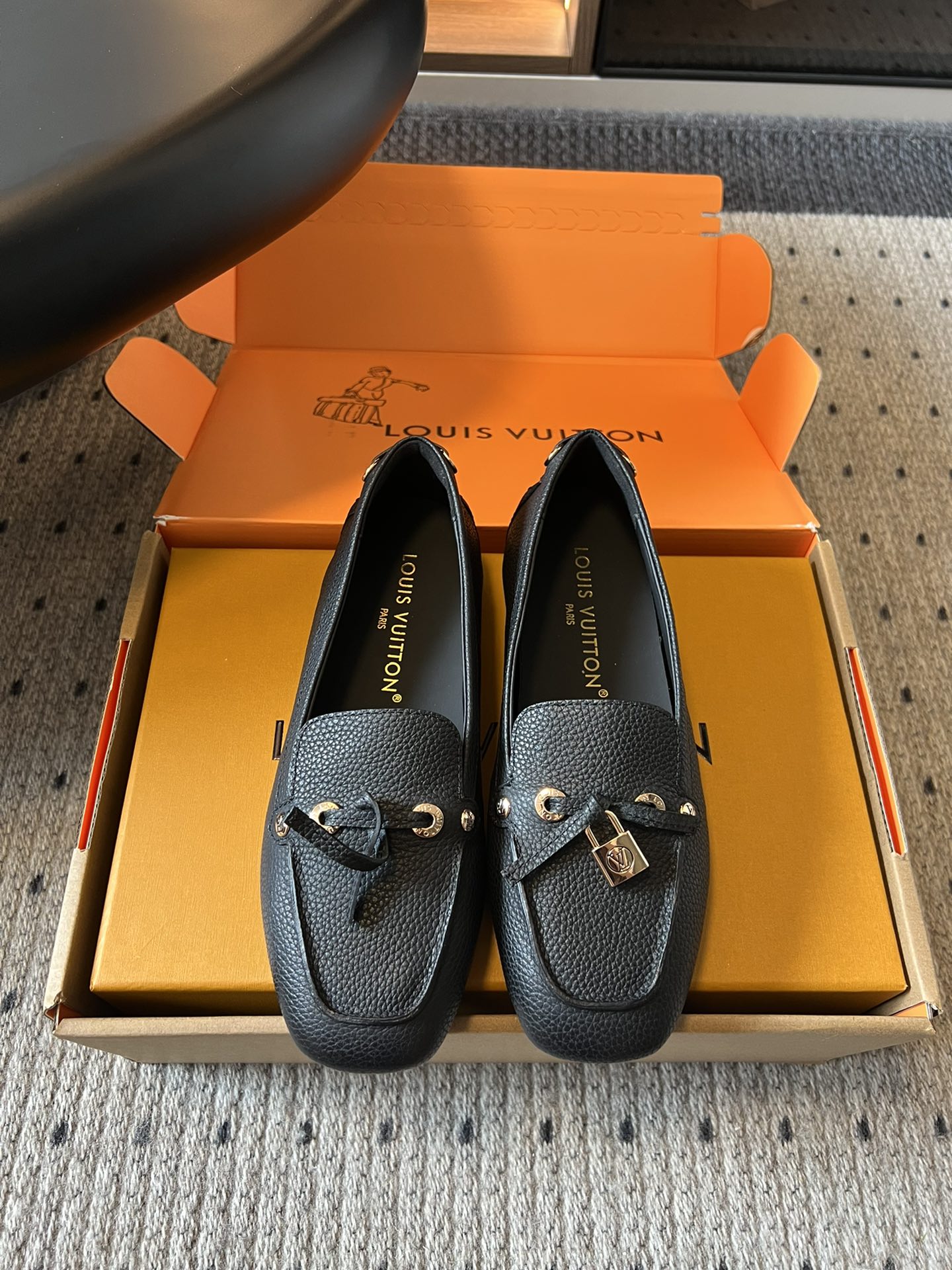 
Louis vuitton 25ss 平底乐福鞋  豆豆鞋 

采用优质牛皮 轻盈舒适的莫卡辛结构搭配