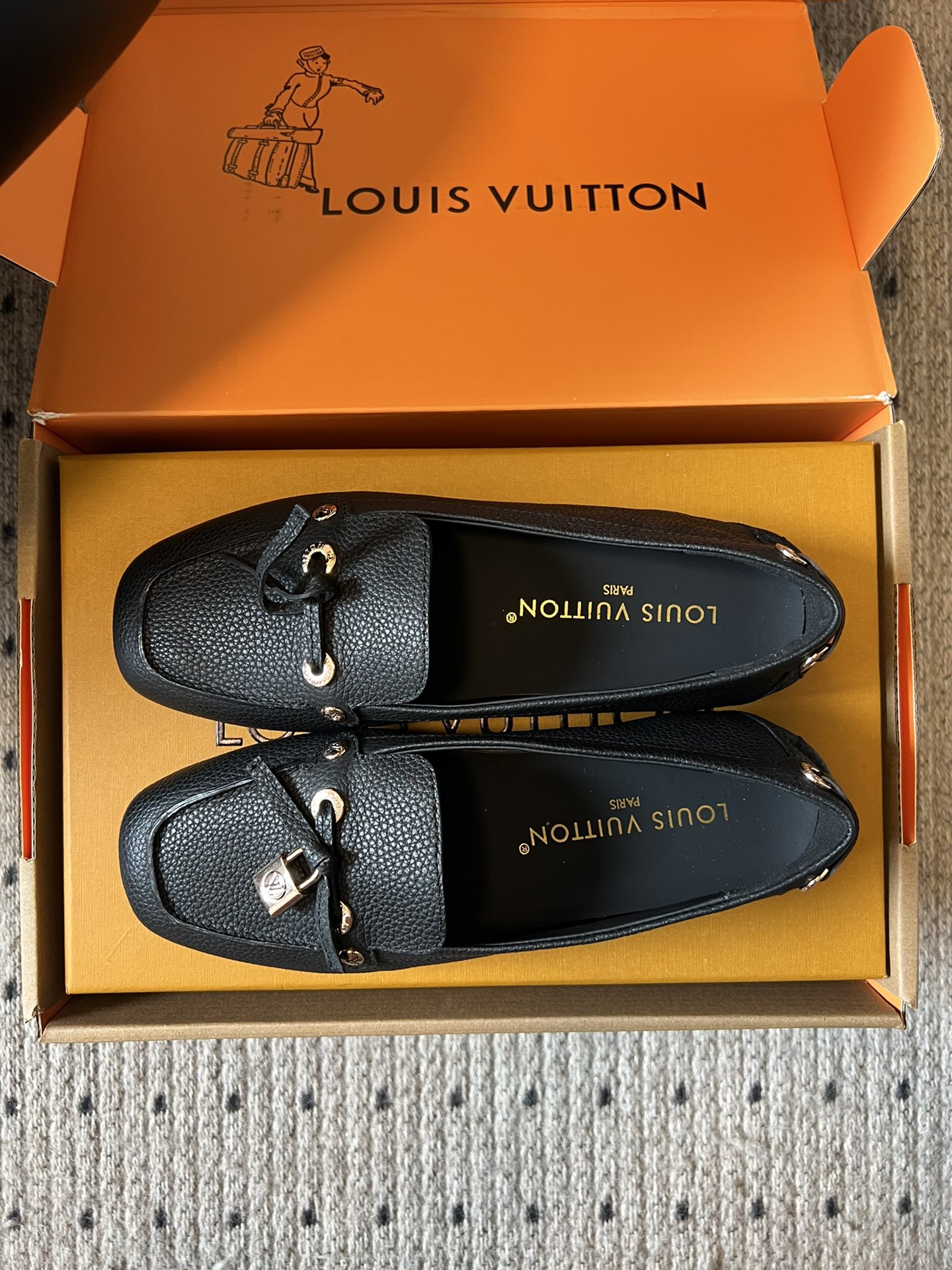 
Louis vuitton 25ss 平底乐福鞋  豆豆鞋 

采用优质牛皮 轻盈舒适的莫卡辛结构搭配