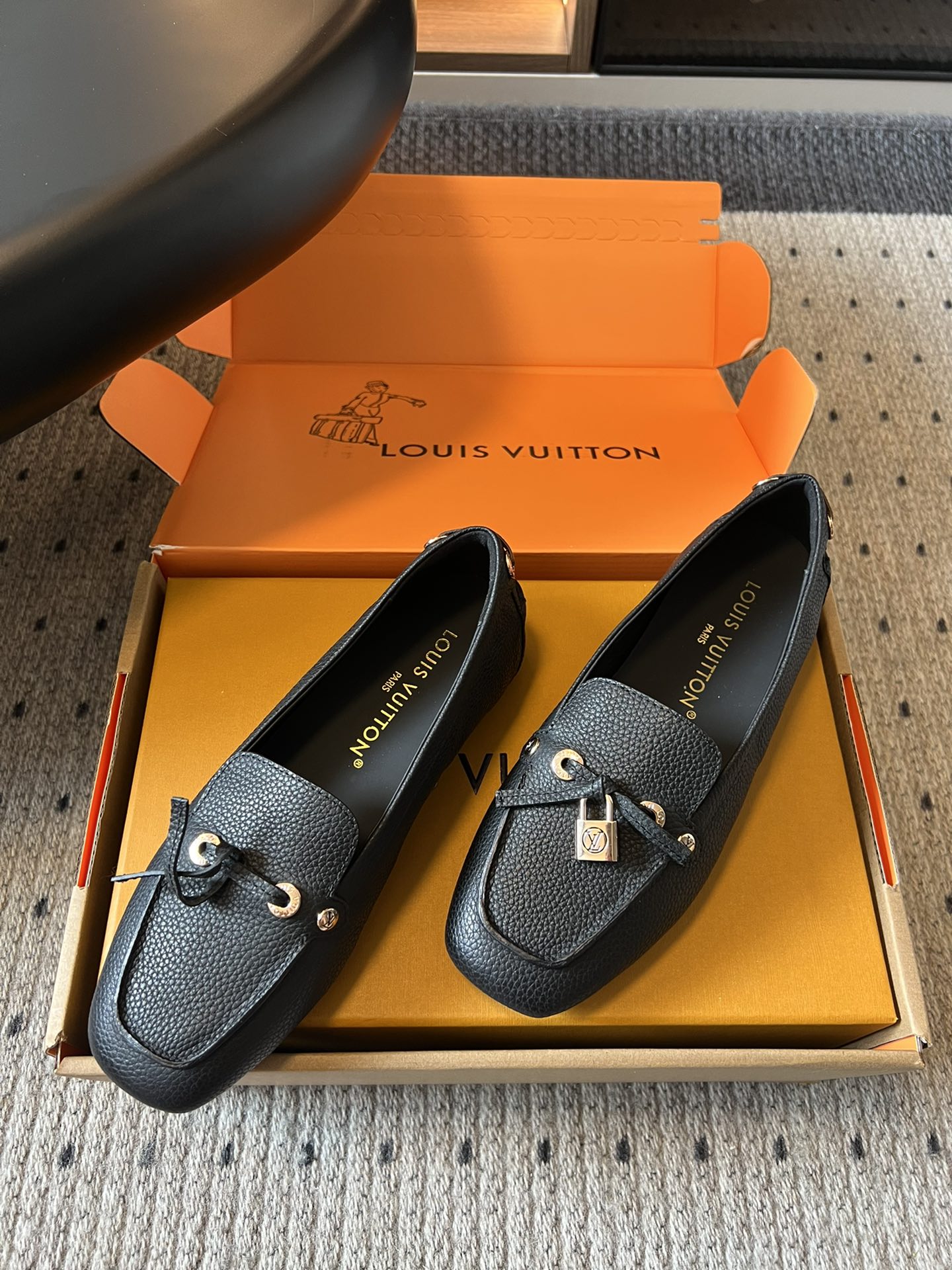 
Louis vuitton 25ss 平底乐福鞋  豆豆鞋 

采用优质牛皮 轻盈舒适的莫卡辛结构搭配