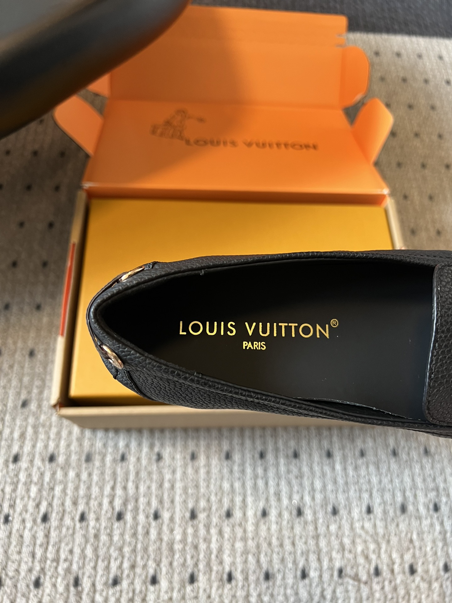 
Louis vuitton 25ss 平底乐福鞋  豆豆鞋 

采用优质牛皮 轻盈舒适的莫卡辛结构搭配