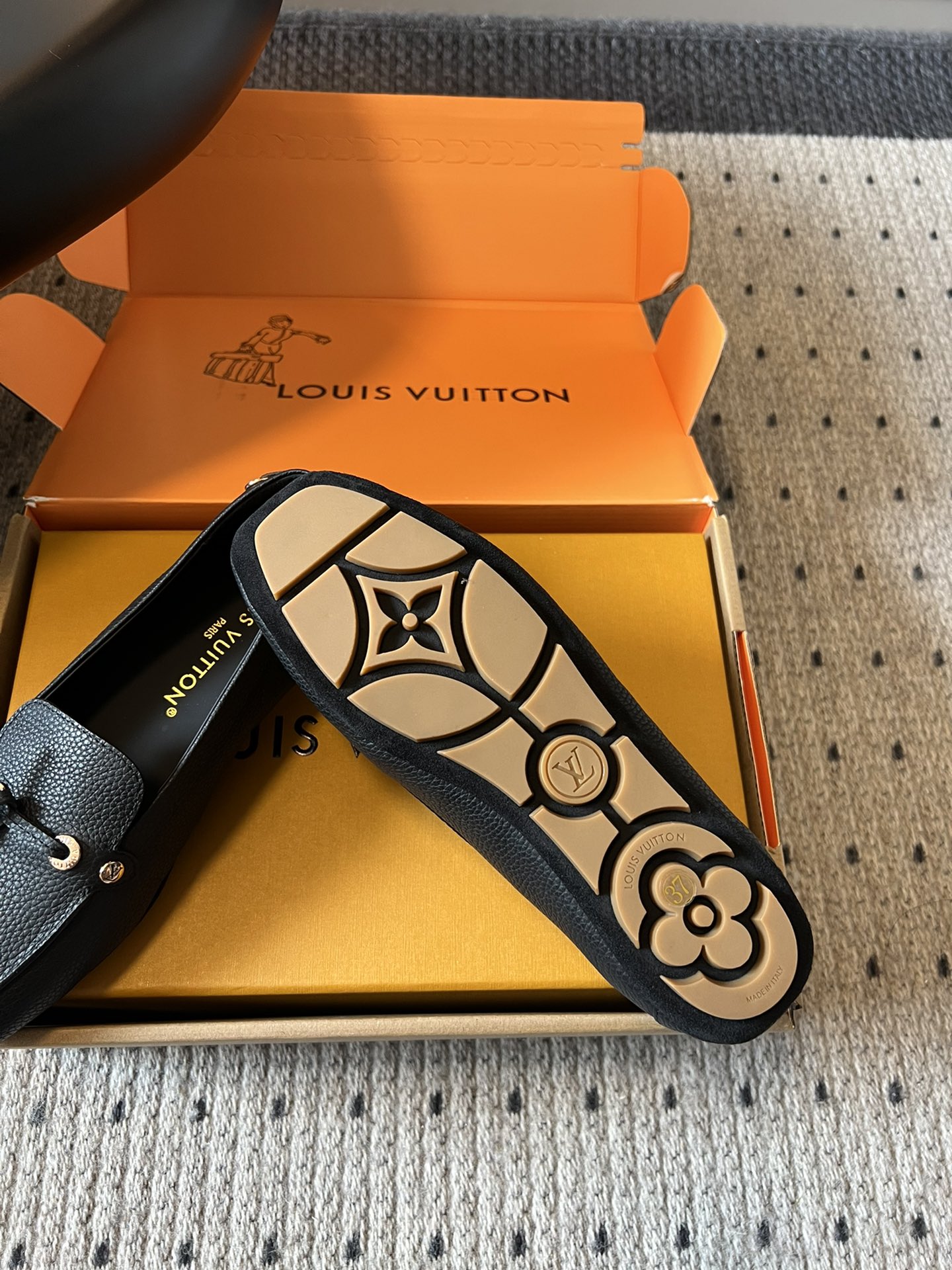 
Louis vuitton 25ss 平底乐福鞋  豆豆鞋 

采用优质牛皮 轻盈舒适的莫卡辛结构搭配